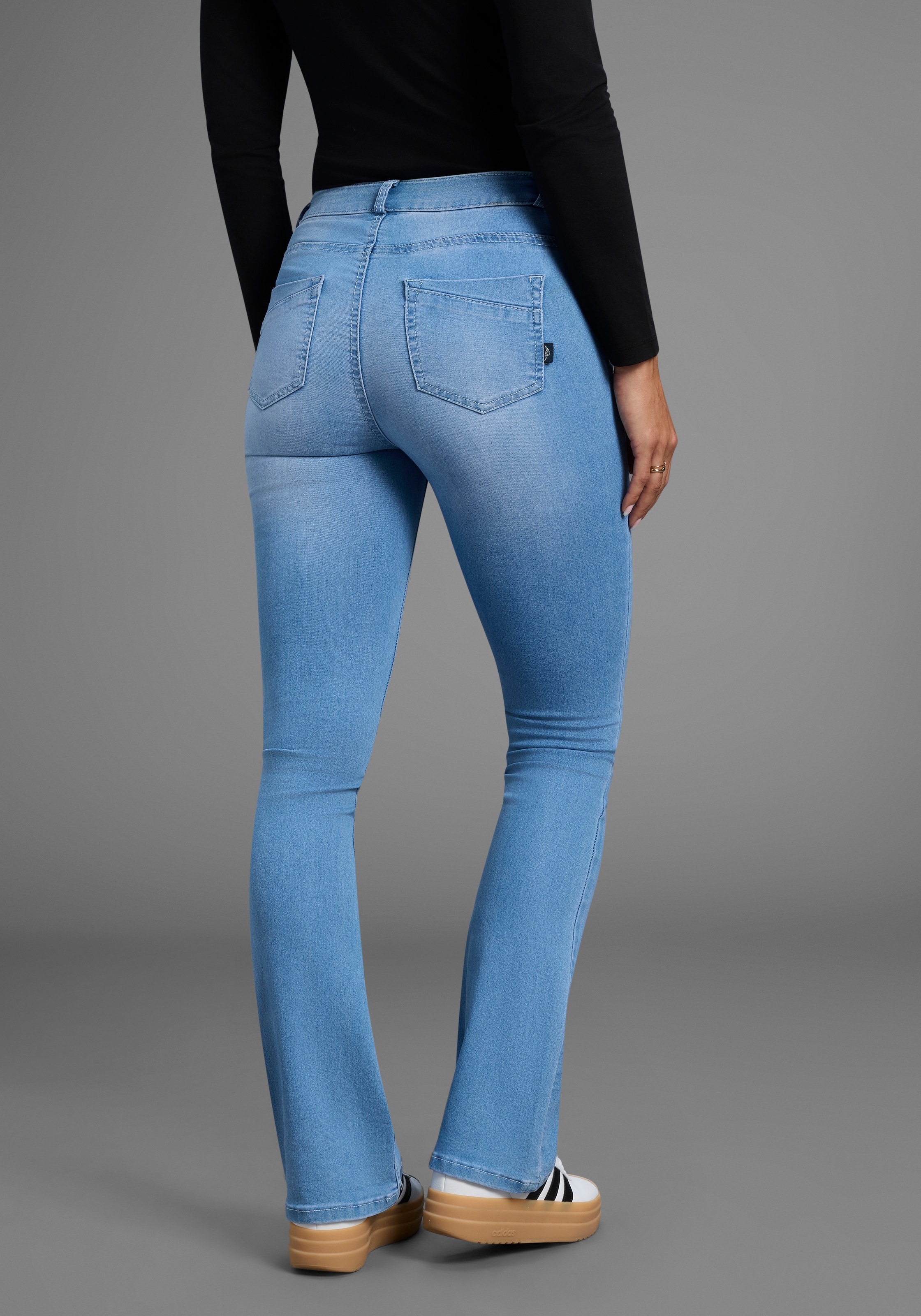 Arizona Bootcut-Jeans "Ultra Stretch", ausgestellte Beinform, Used-Waschung günstig online kaufen