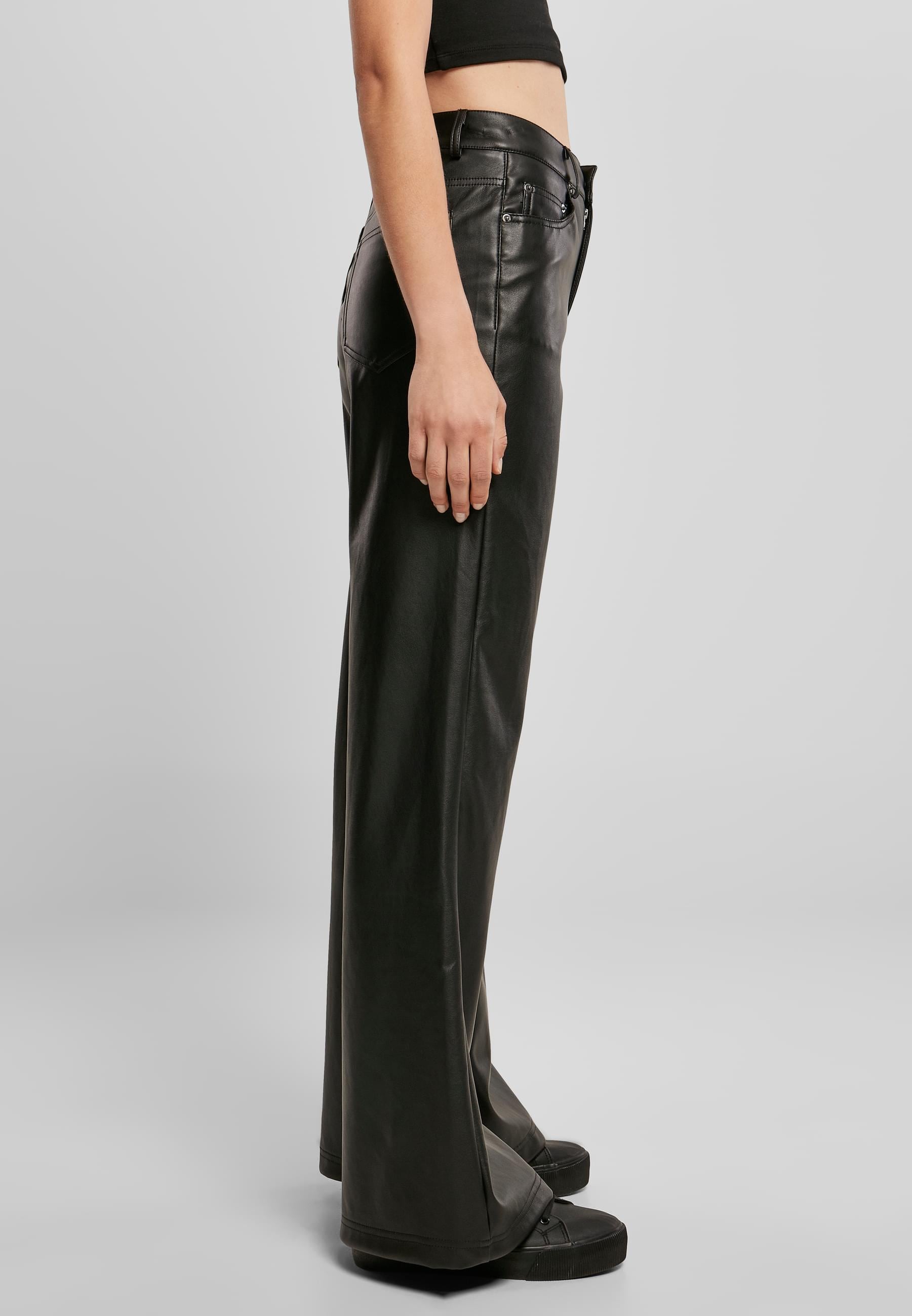 URBAN CLASSICS Stoffhose »Urban Classics Damen Ladies Faux Leather Wide Leg Pants«, (1 tlg.)