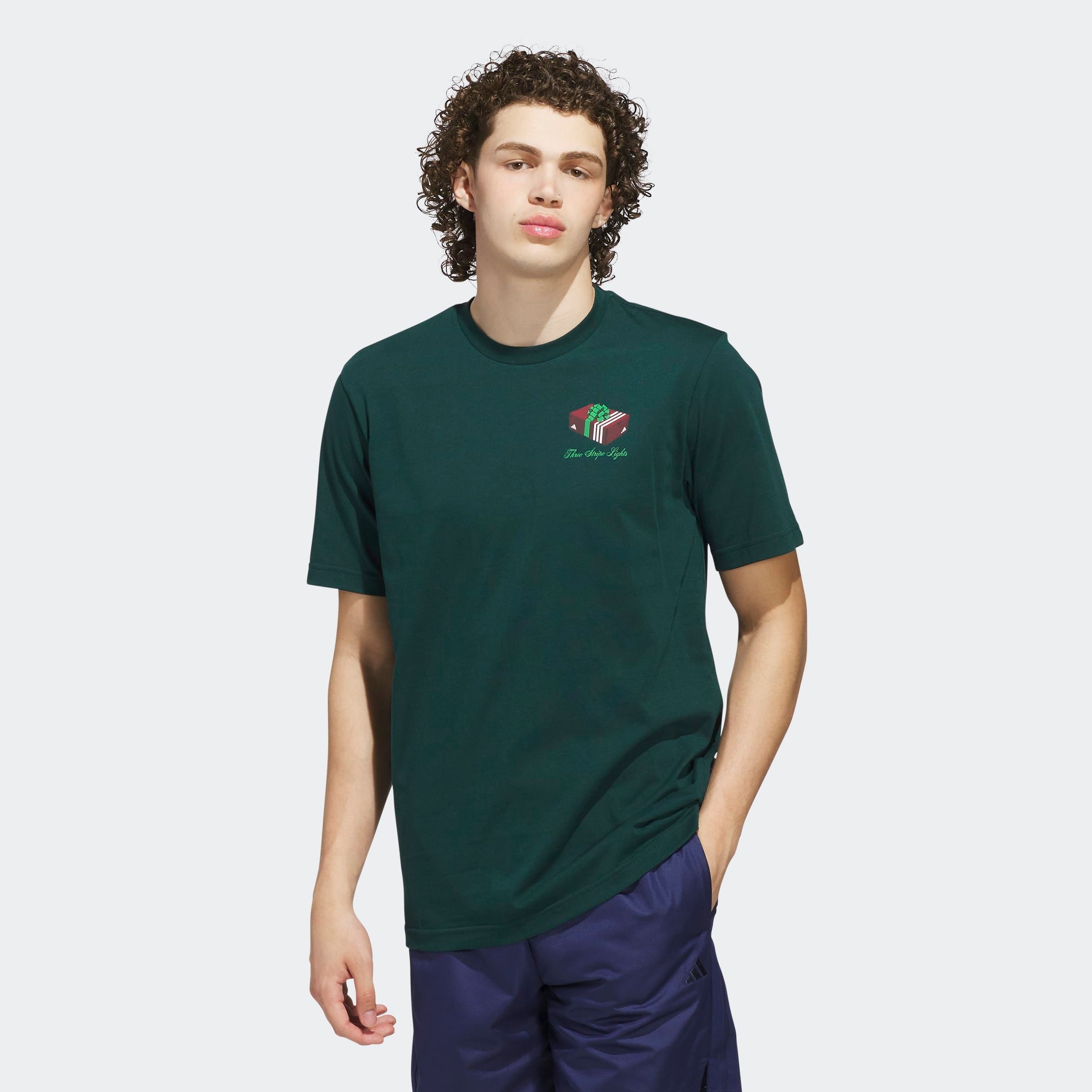 T-Shirt ADIDAS SPORTSWEAR "3-STREIFEN LIGHTS GIFTBOX GRAPHIC", Herren, Gr. S, aurora ivy, Obermaterial: 100% Baumwolle, Rundhals, Shirts T-Shirt, sportlicher Stil, mit Motiv-Grafik, aus Baumwolle, pflegeleicht