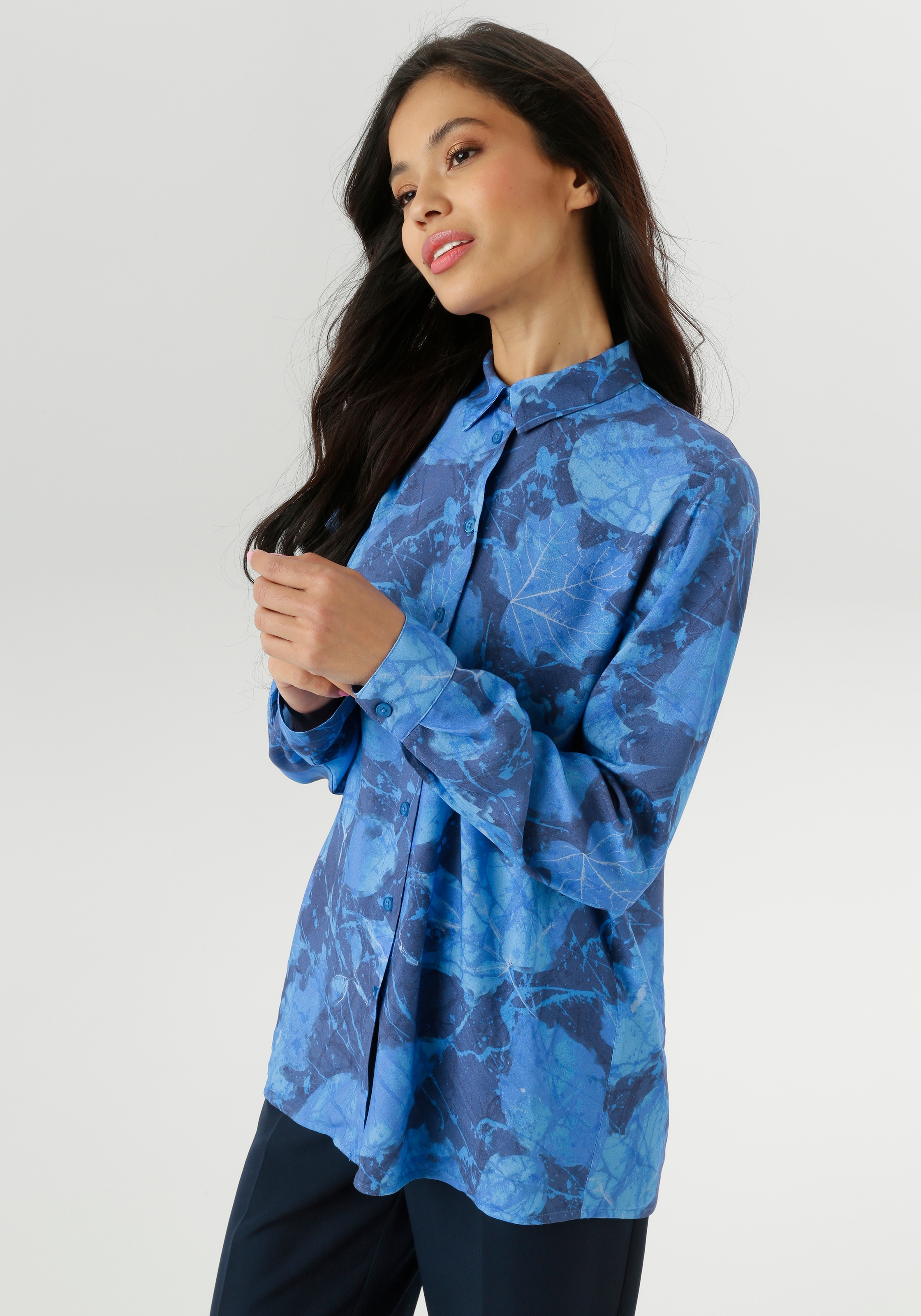 Aniston SELECTED Hemdbluse mit farbintensiven, abstrakten Blätterdruck günstig online kaufen