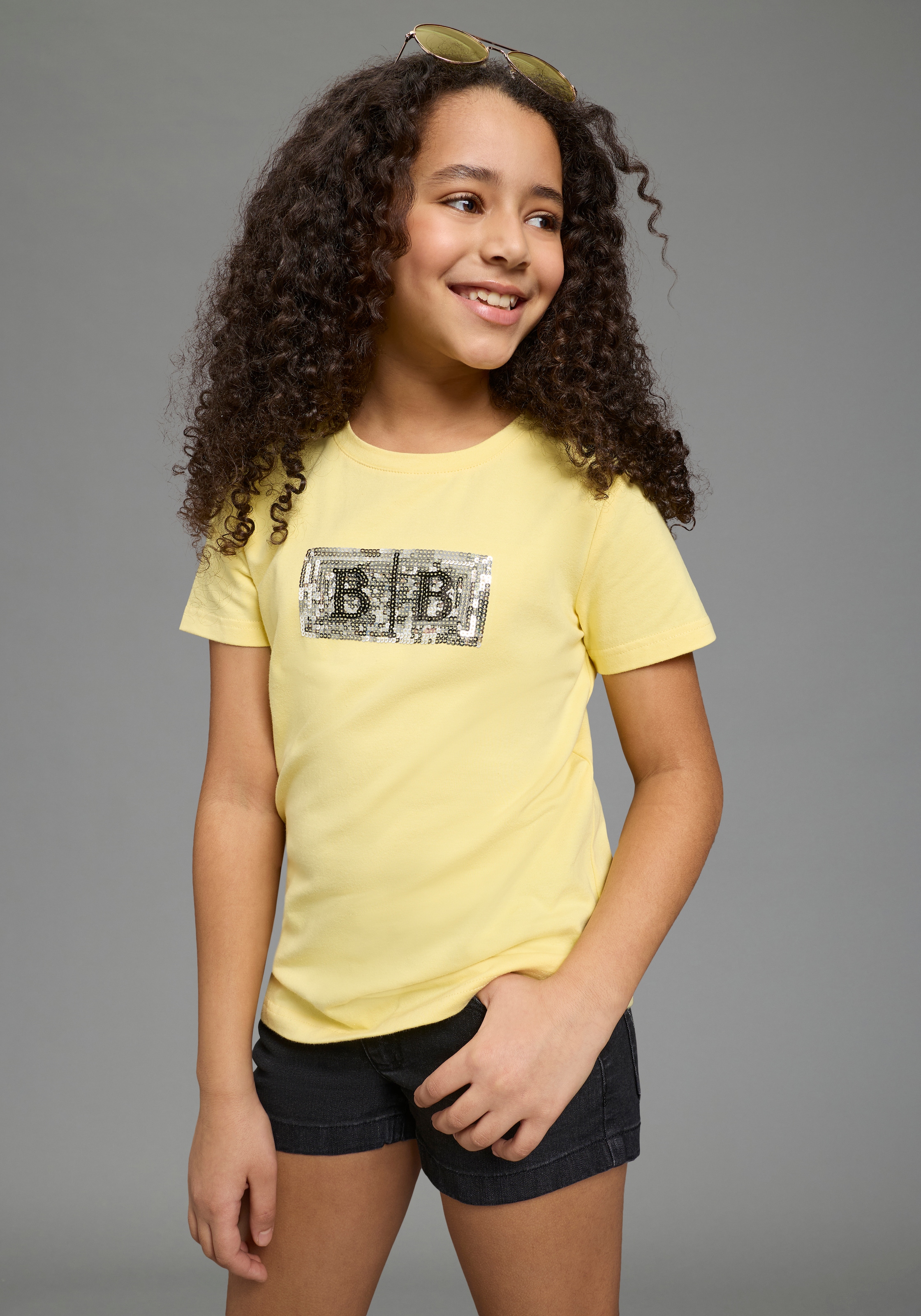 Bruno Banani T-Shirt "Banani Paillettenshirt für modische Girls" modische Basic-Passform, Kurzarm, mit Pailletten und Print