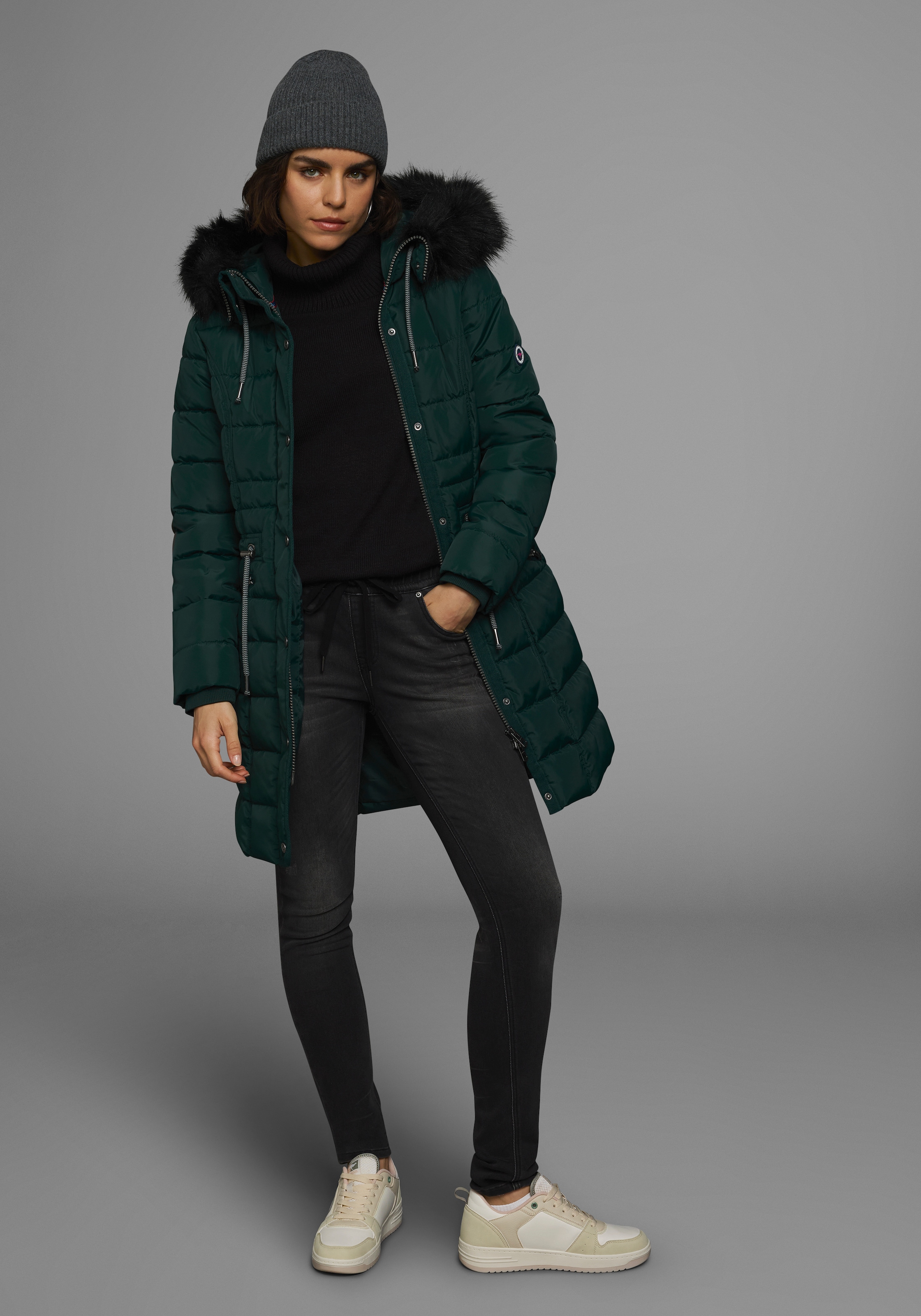 KangaROOS Steppjacke, mit Kapuze, figurbetonter Schnitt, mit Reißverschlusstaschen