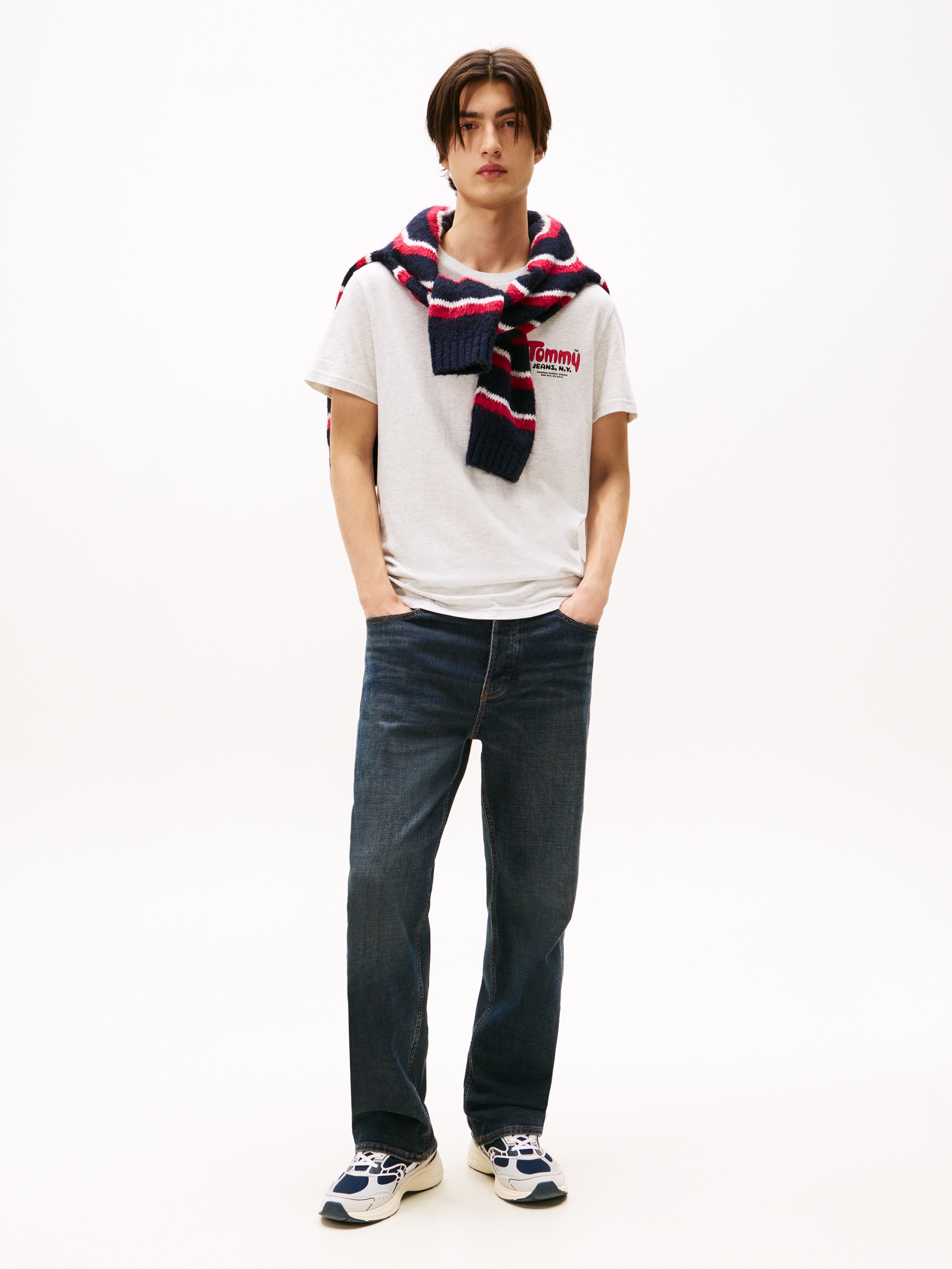 Tommy Jeans T-Shirt »FONT PLAY TEE«, Slim fit mit Rundhalsausschnitt