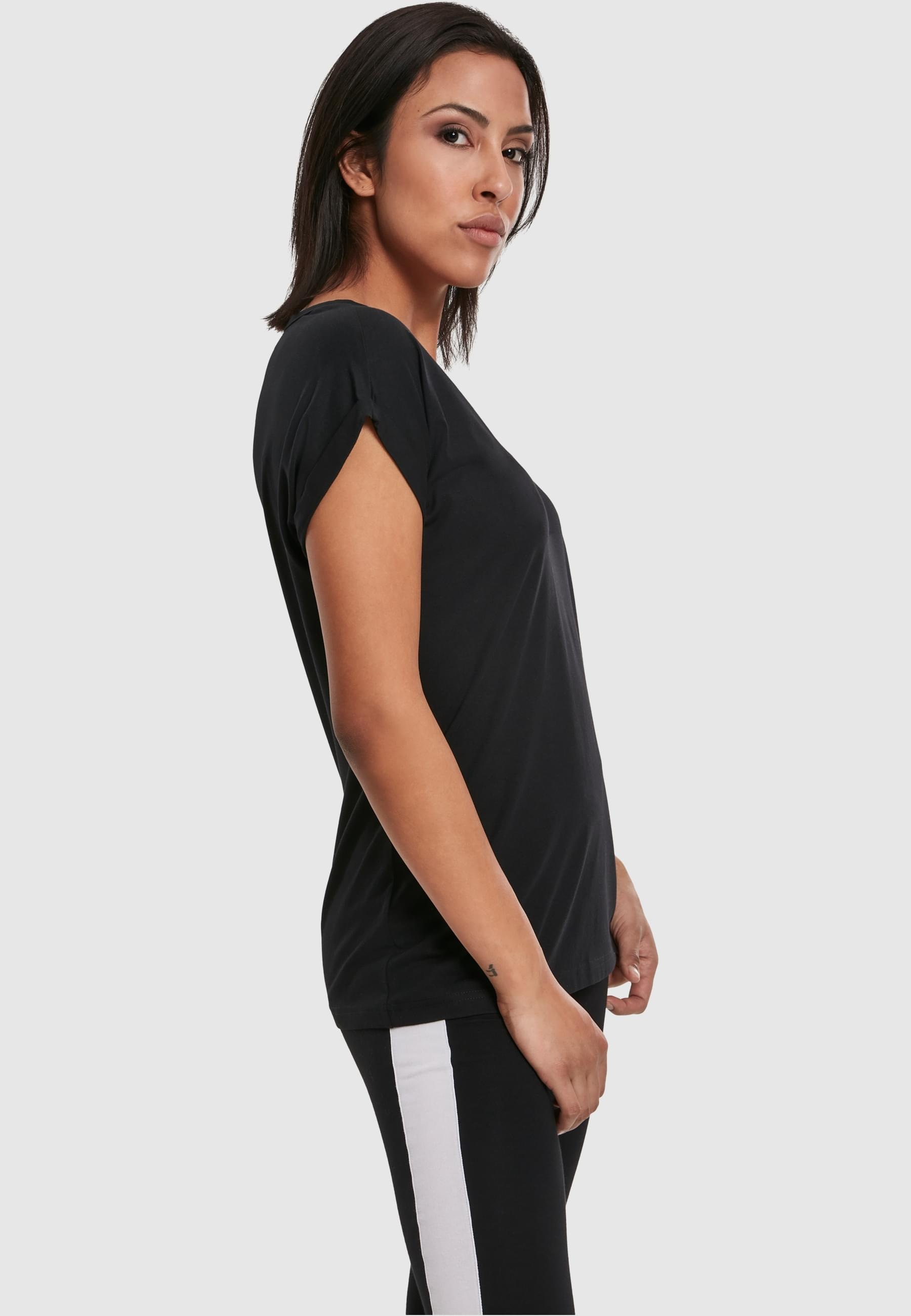 URBAN CLASSICS Kurzarmshirt »Urban Classics Damen Ladies Round V-Neck Extended Shoulder Tee«, (1 tlg.)