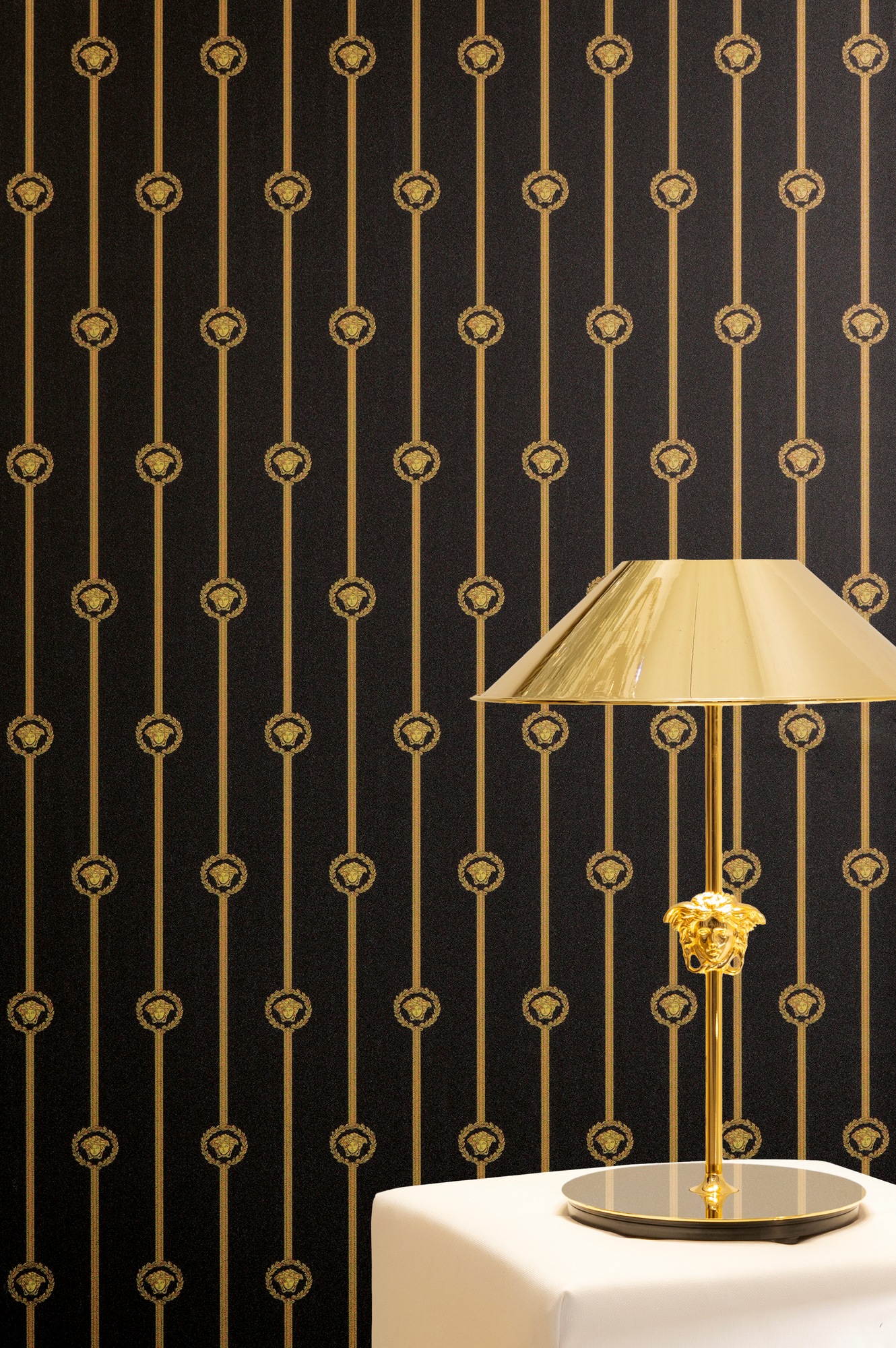 Versace Vliestapete »Versace 6 I Love Baroque –« 3D-Optik | Barock | Motiv geprägt Elegantes Streifendesign mit ikonischen Medaillons & feinem Glanz