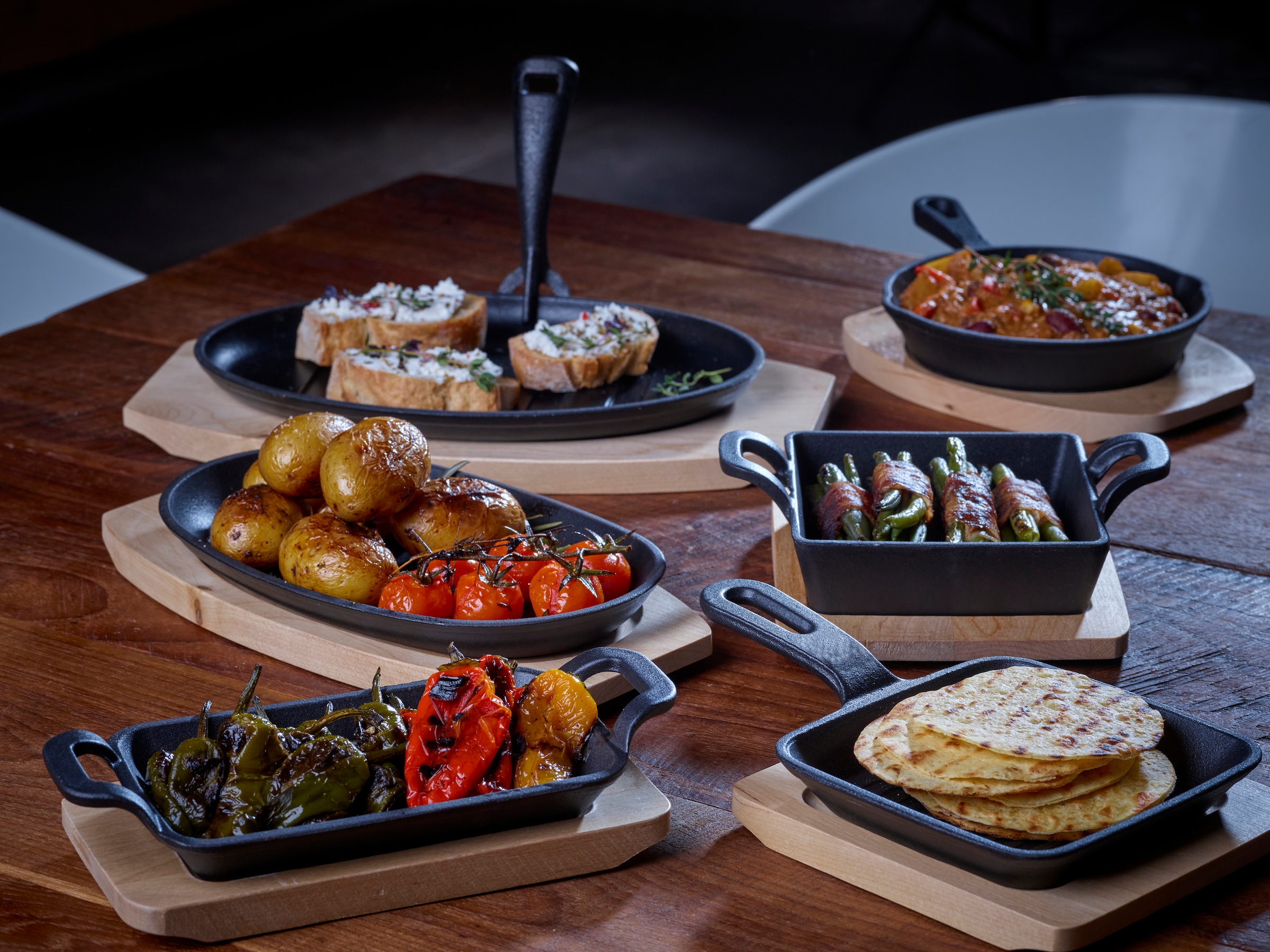 ECHTWERK Servierpfanne »2x Pfännchen« Gusseisen Set, 2 Stk. tlg. inkl. dekorativem Servierbrett, bereits eingebrannt