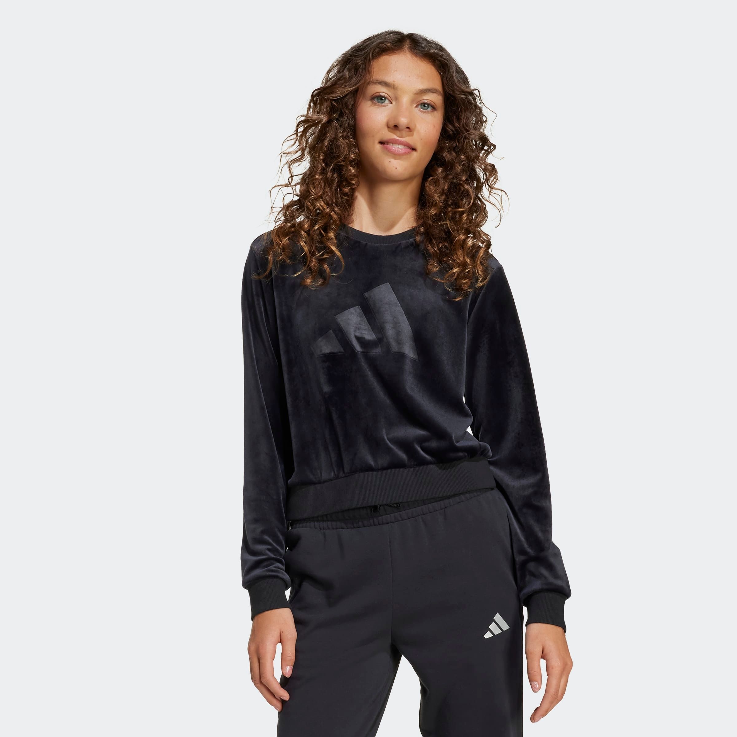 adidas Sportswear Sweatshirt "GIRL HOLIDAY BAUCHFREIES", aus weichem Samt, bauchfreier Schnitt, Rundhalsausschnitt