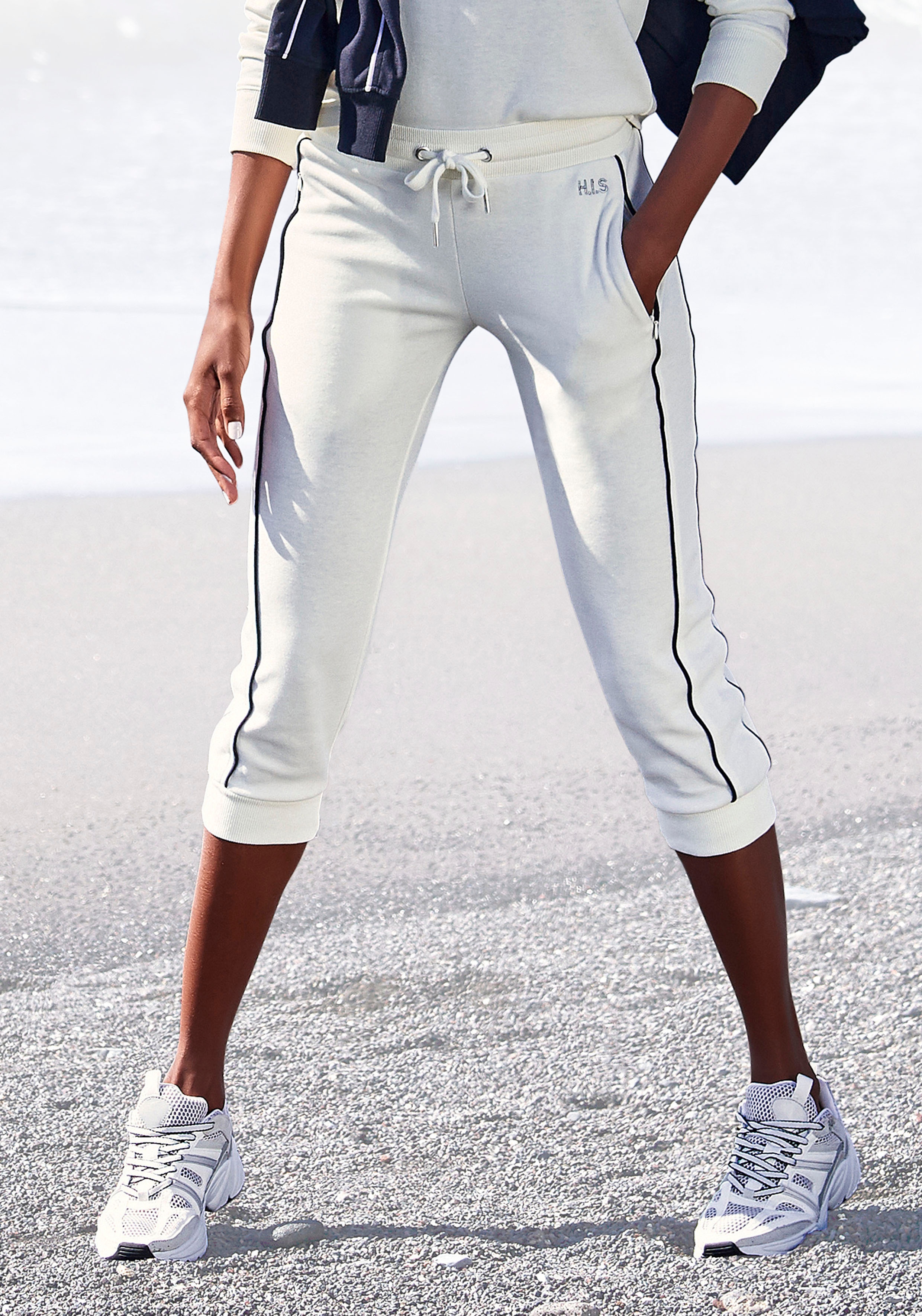 H.I.S Caprihose mit seitlichem Piping. Ideal für Sport- und Freizeit.