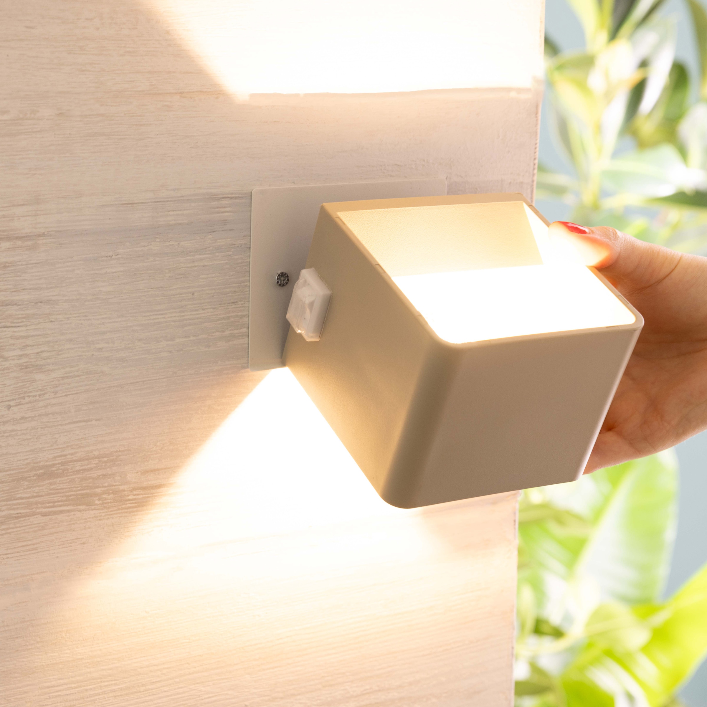 Brilliant Außen-Wandleuchte »Iseo - portable Akkuleuchte inkl. Magnetplatte«, 1 flammig, Leuchtmittel LED-Modul | LED fest integriert, Akku, 300 lm, 3000 K, USB, schwarz, mobile Außenlampe, Wandlampe