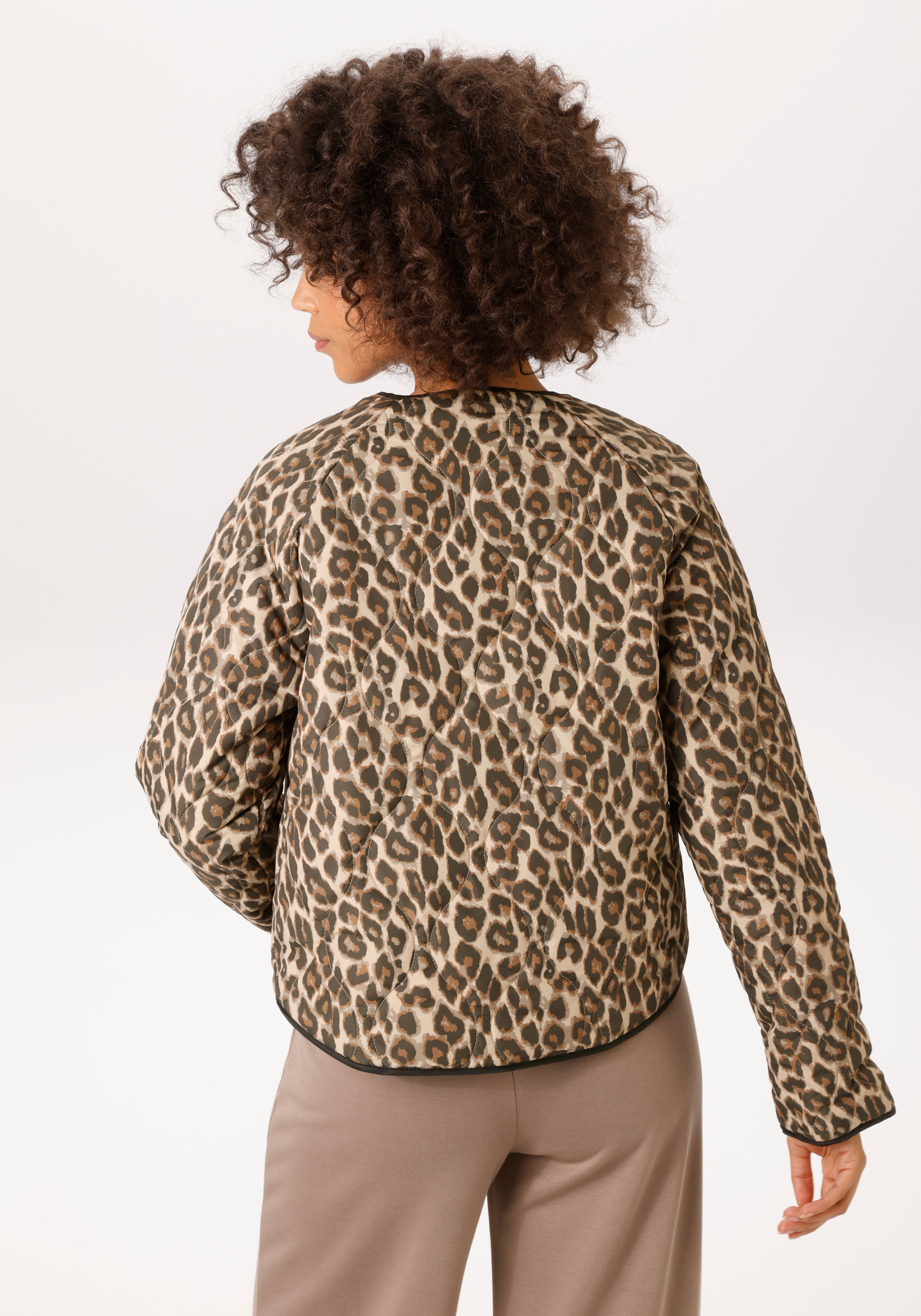 Thumbnail - Aniston CASUAL Steppjacke mit trendigem Leo-Print - NEUE KOLLEKTION