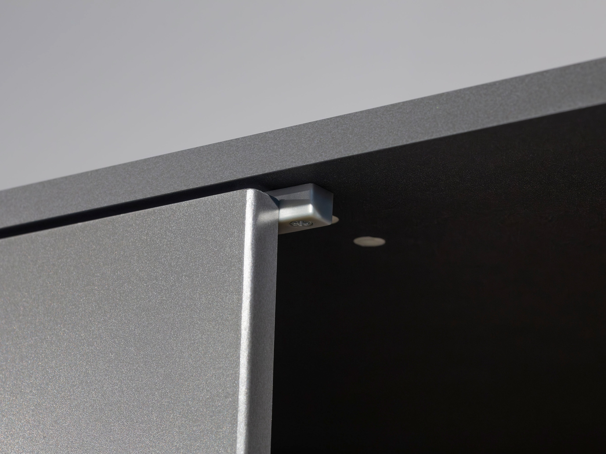 rauch Drehtürenschrank »Kleiderschrank Schrank Garderobe SHINJO Breiten 93/140/187 cm« in 3 verschiedenen Ausstattungen BASIC/CLASSIC/PREMIUM,  Griffe und Füße aus Massivholz mit 2 Schubladen MADE IN GERMANY