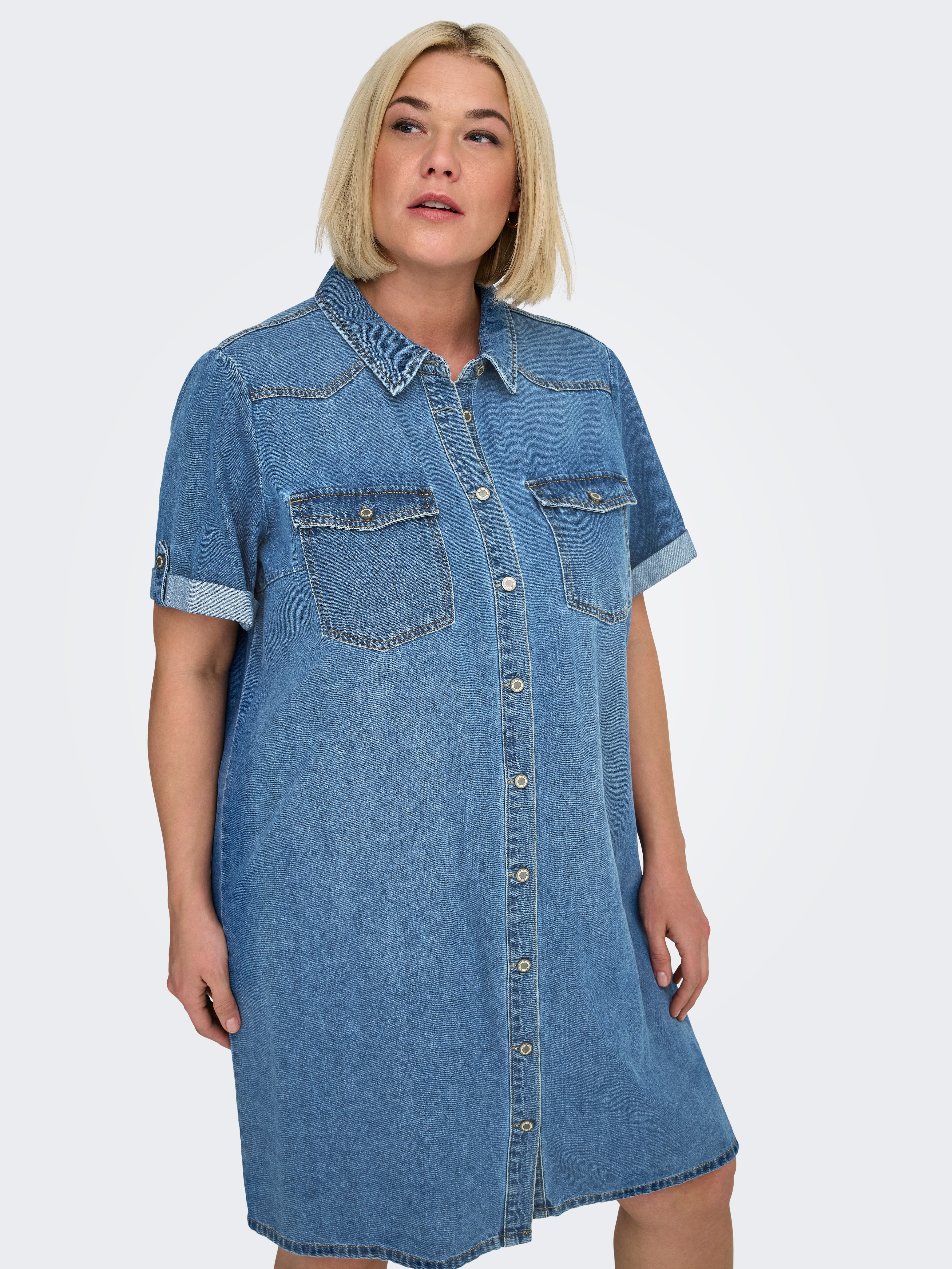 Only Carmakoma Jeanskleid "Carlisa S/S Dnm Dress Gua Noos" Brusttaschen Baumwollmischung, Regular Fit