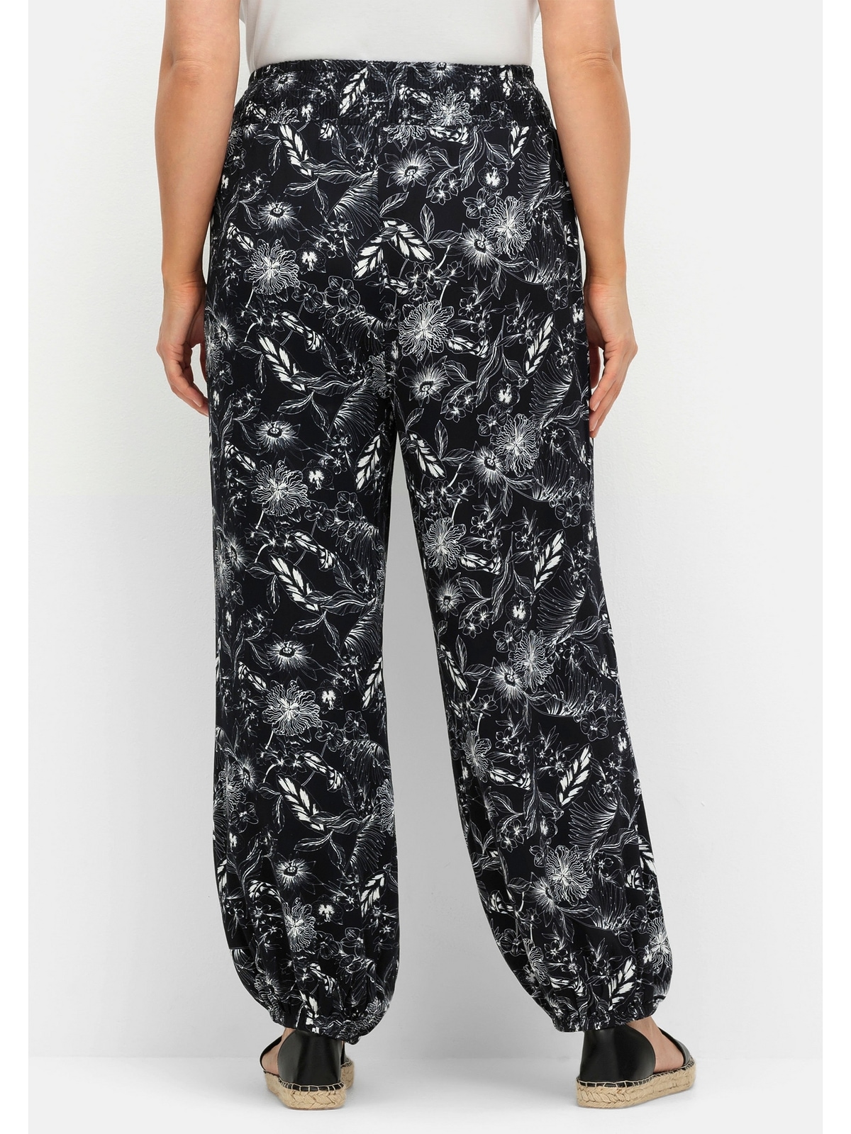 Sheego Schlupfhose »Große Größen«, mit Blätterprint und breitem Smokbund