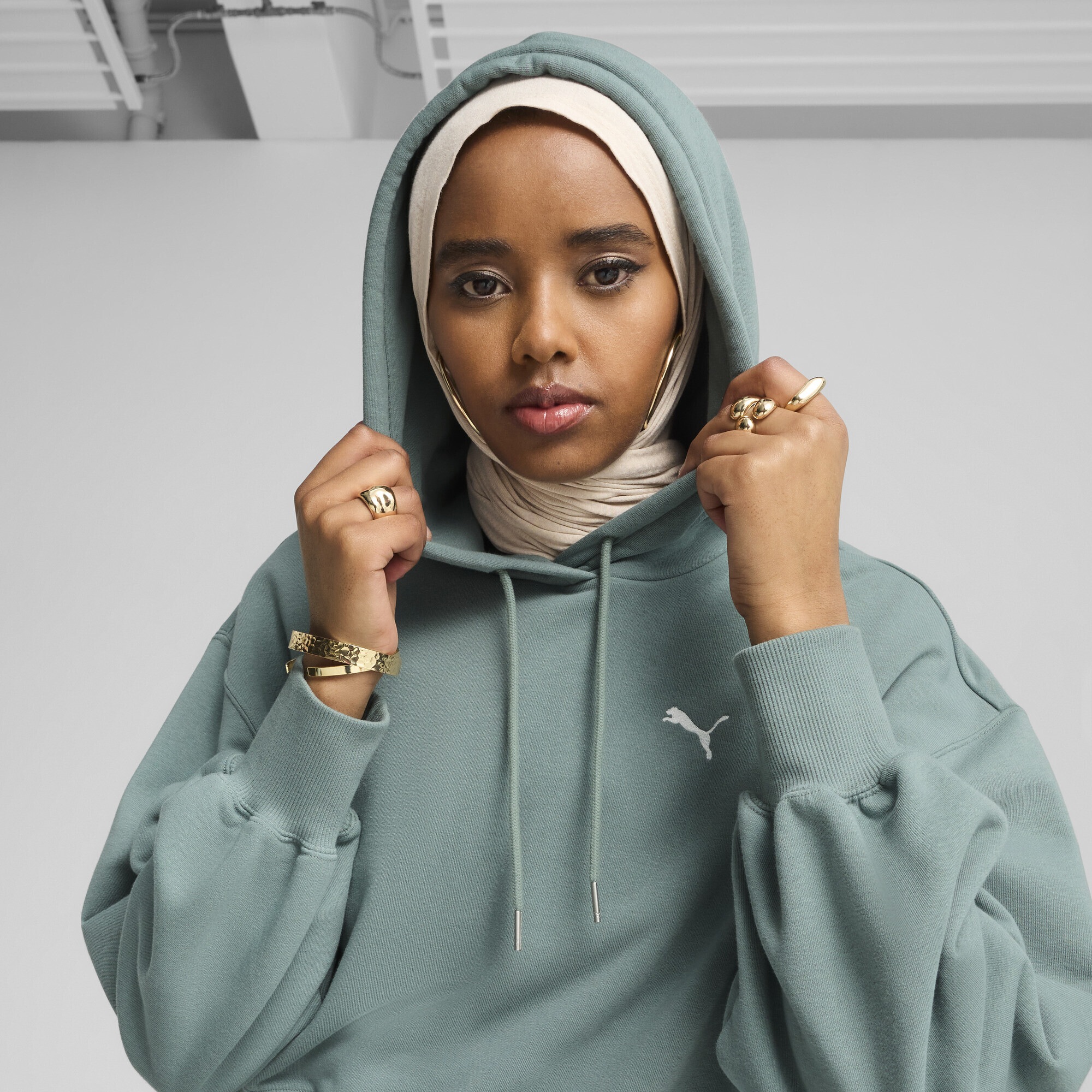 PUMA Hoodie »WARDROBE ESS Kurzer Relaxed Fit Hoodie Damen«