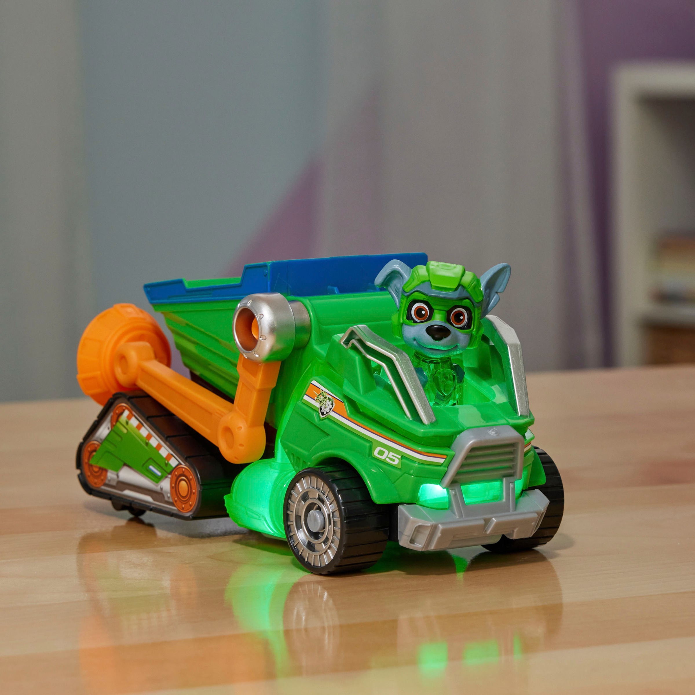 Spin Master Spielzeug-Auto »Paw Patrol - Movie II - Basic Themed Vehicles Rocky«, Mülltransporter mit Welpenfigur, Licht- und Soundeffekt