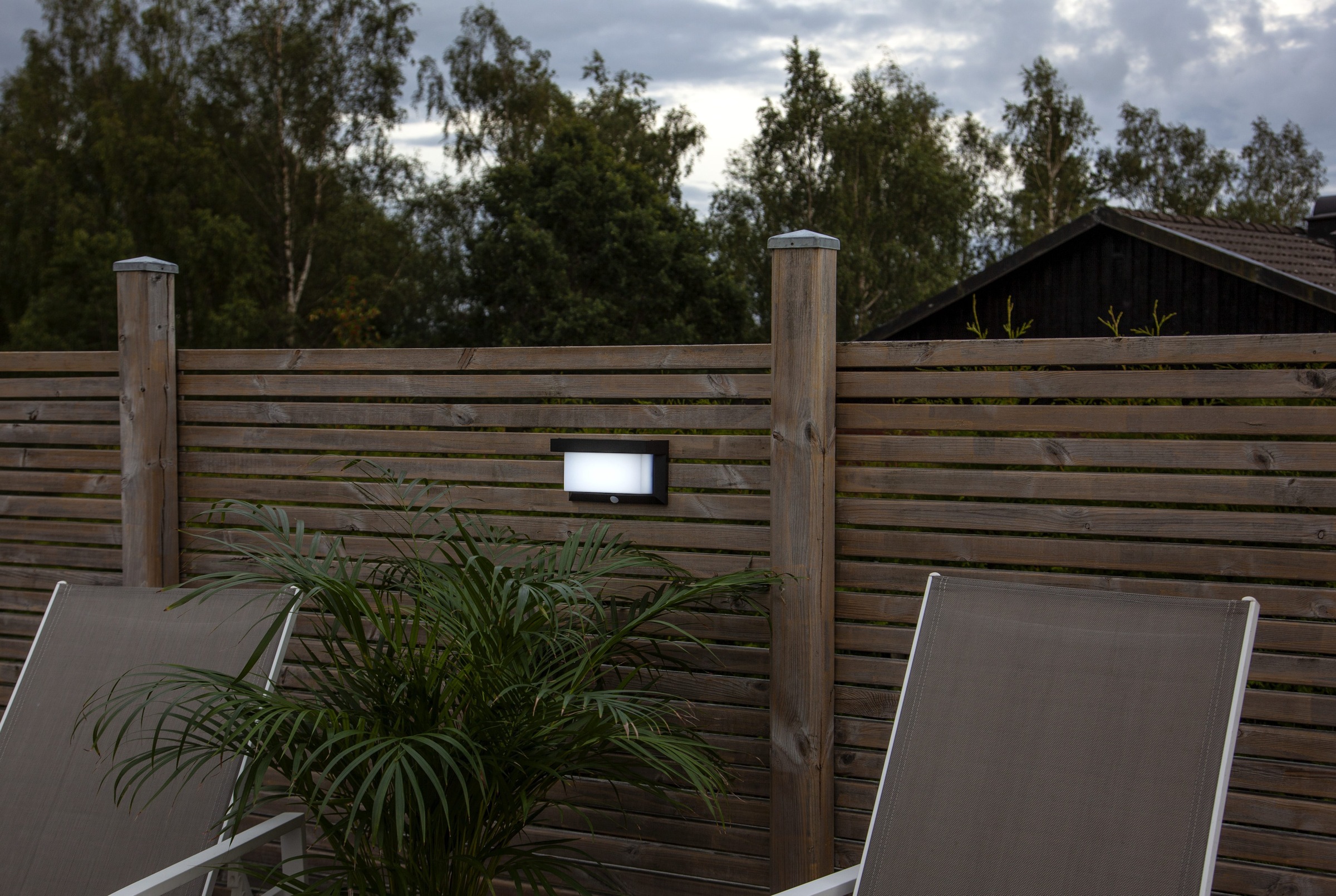 Parforce Traditional Hunting LED Solarleuchte »Solar-Wandleuchte Valla« LED-Board 1 Stk. Neutralweiß 3 Schaltmodi, bis zu 800 lm, stetig mit 200 lm, PIR-Sensor