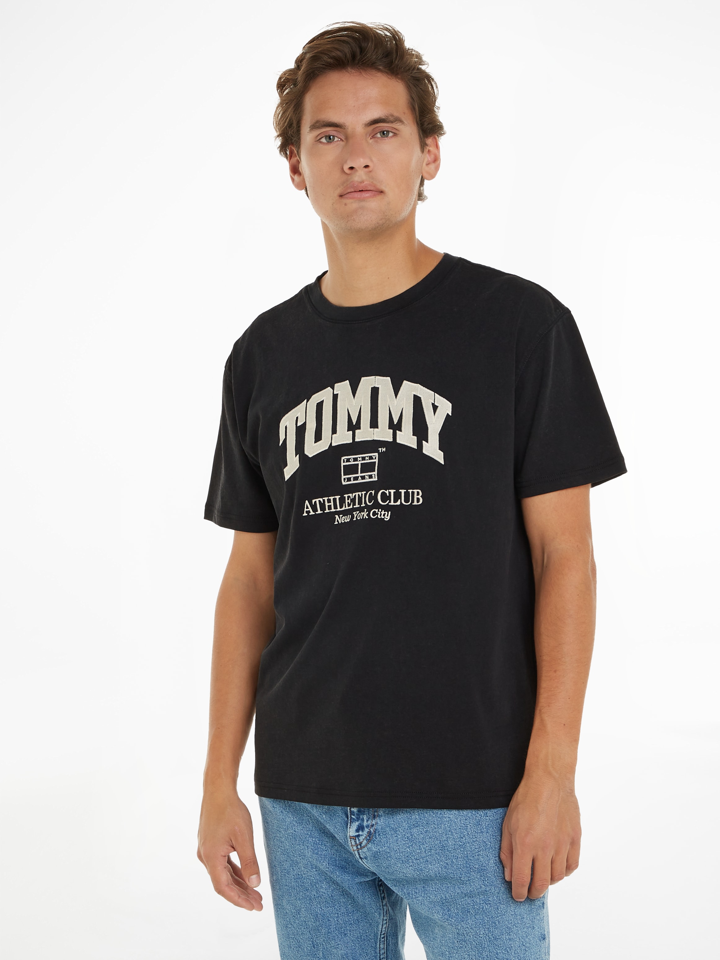 T-Shirt »TJM REG ATHLETIC CLUB TEE«, Logo im College-Stil auf der Brust
