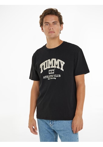 T-Shirt »TJM REG ATHLETIC CLUB TEE«, Logo im College-Stil auf der Brust