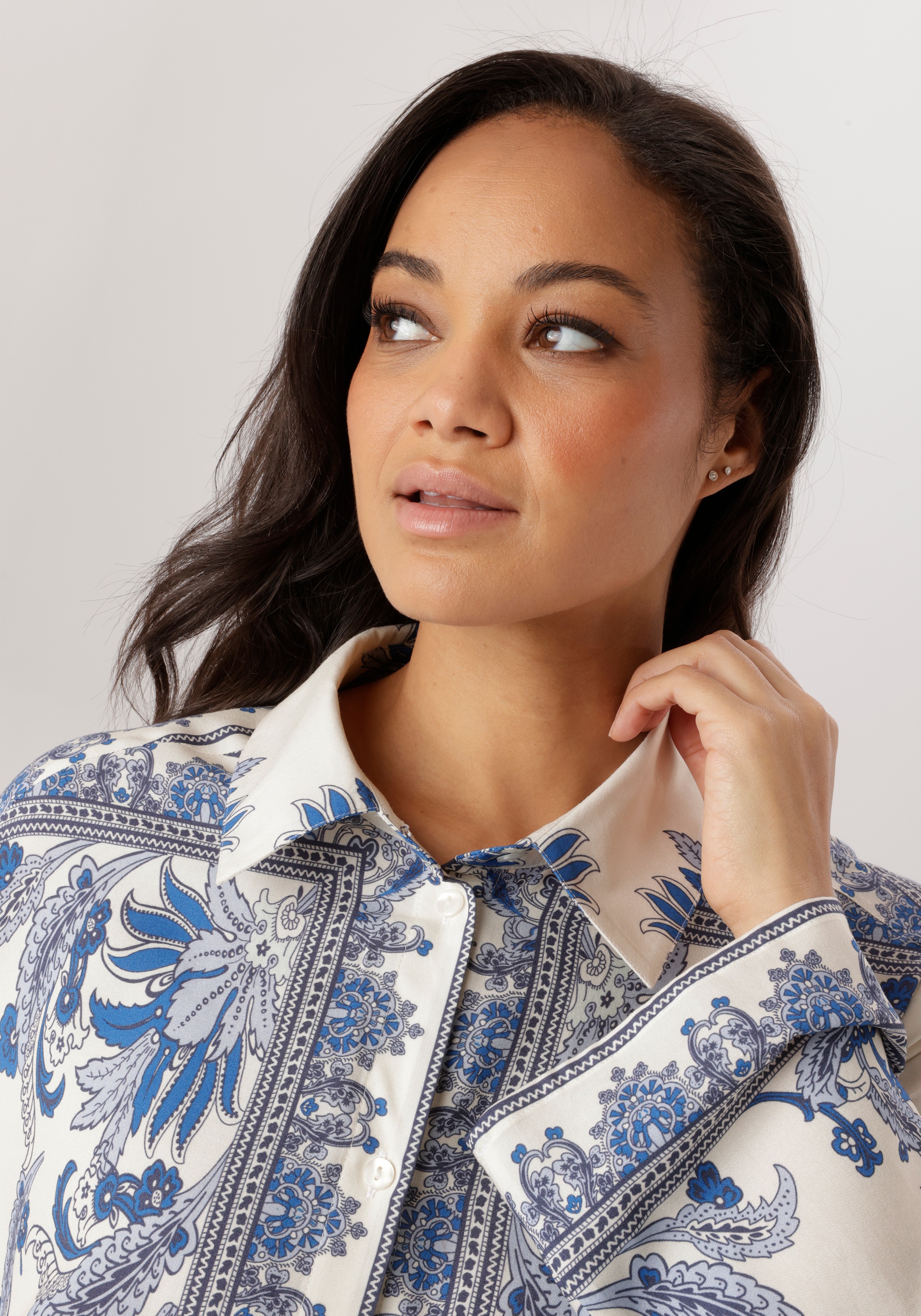 Thumbnail - Aniston PLUS Hemdbluse mit edler Blumendruck - NEUE KOLLEKTION