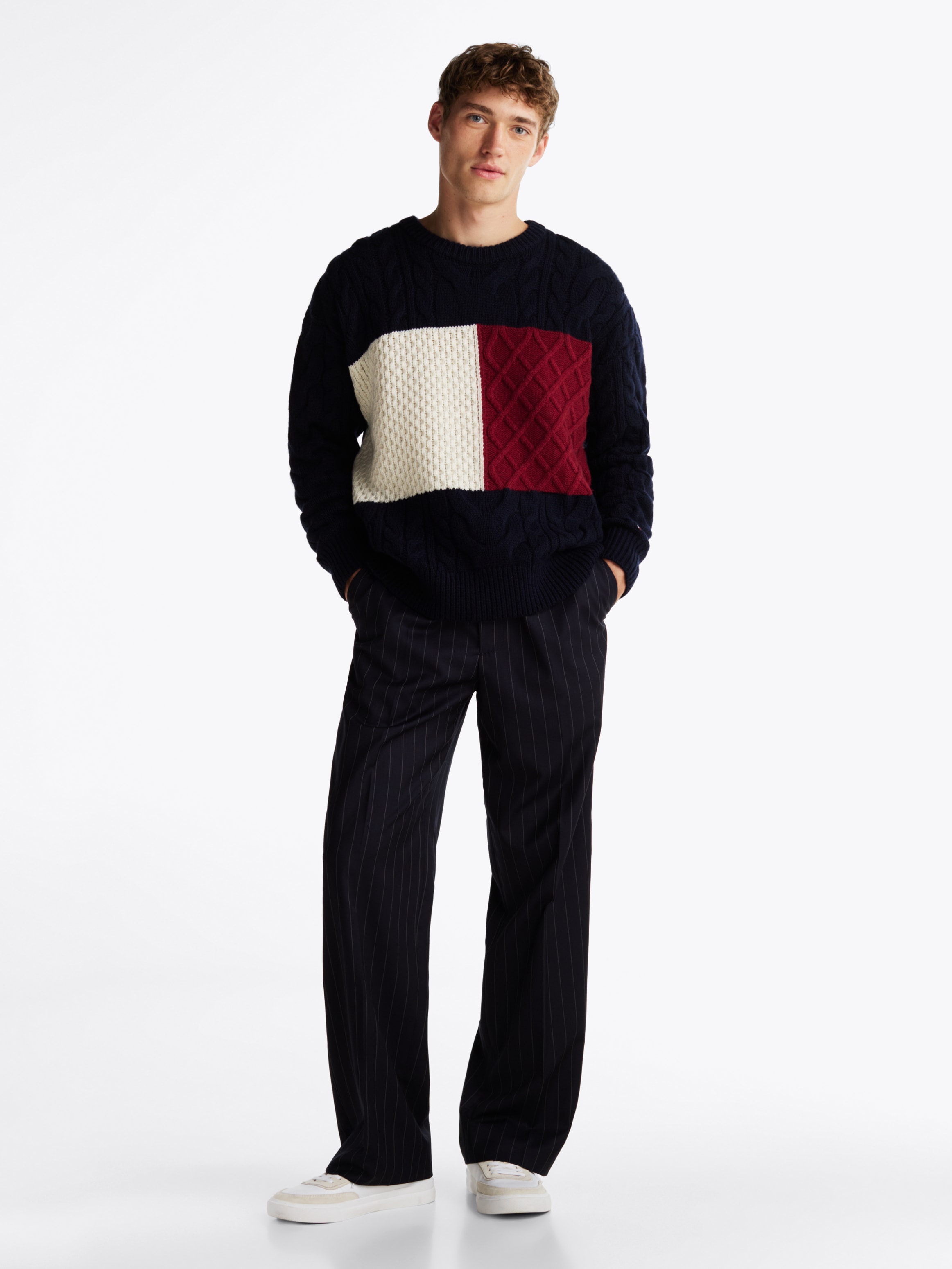 Tommy Hilfiger Rundhalspullover »CABLE FLAG SWEATER«, mit Colorblocking-Design vorne