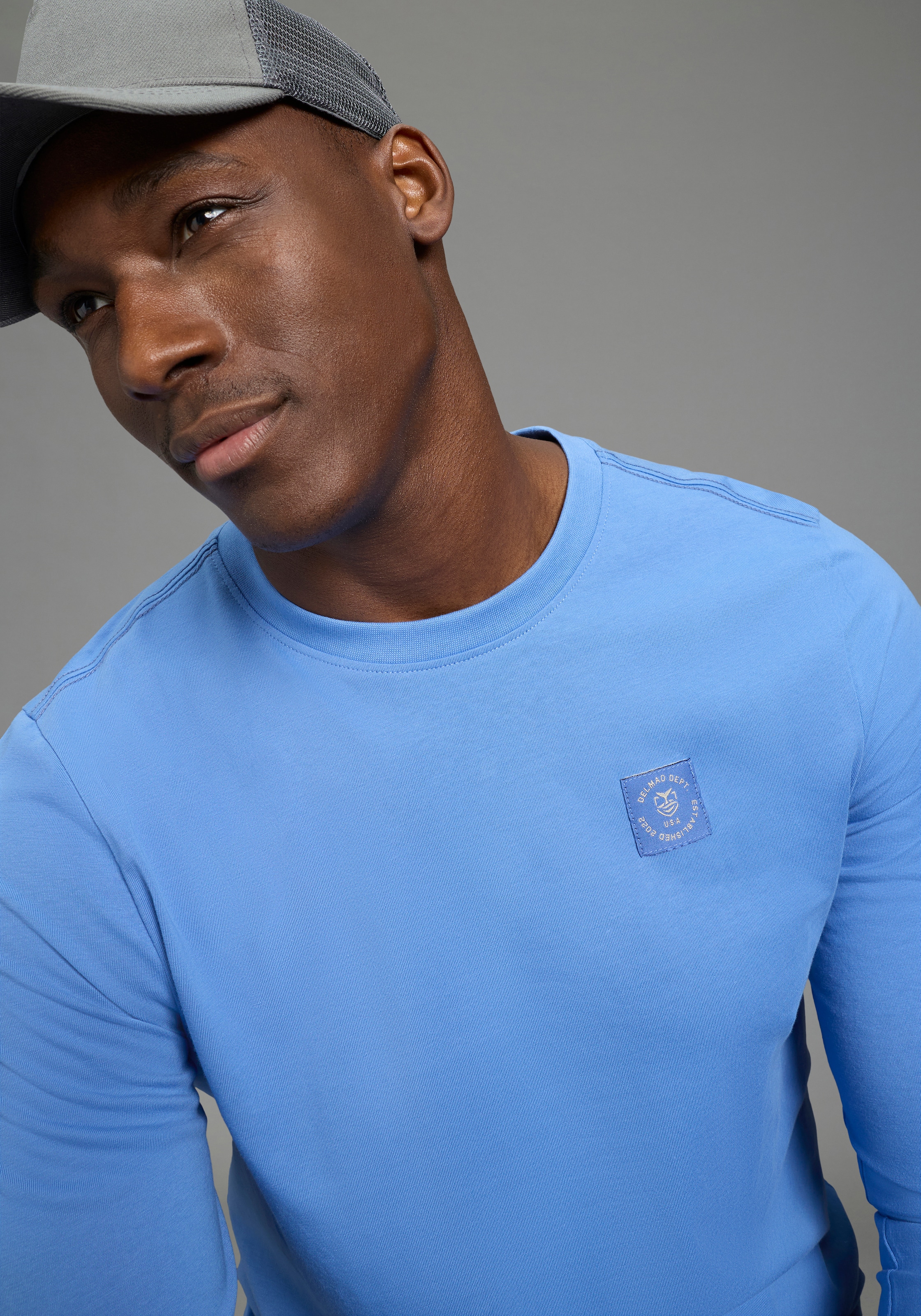 DELMAO Rundhalsshirt mit Markenlabel