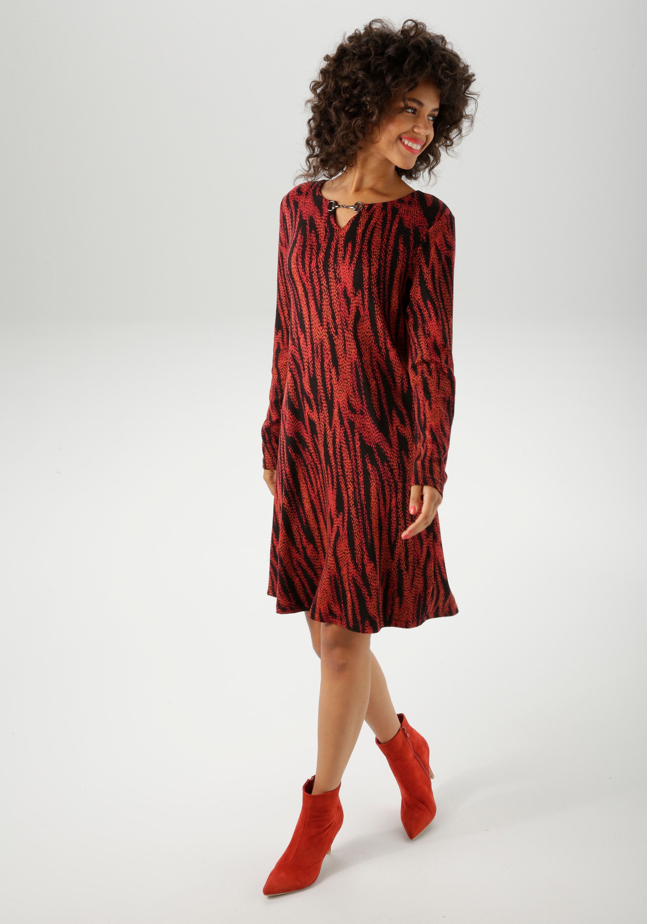 Aniston CASUAL Jerseykleid, mit dekorativem Schmuckelement am Ausschnitt - günstig online kaufen