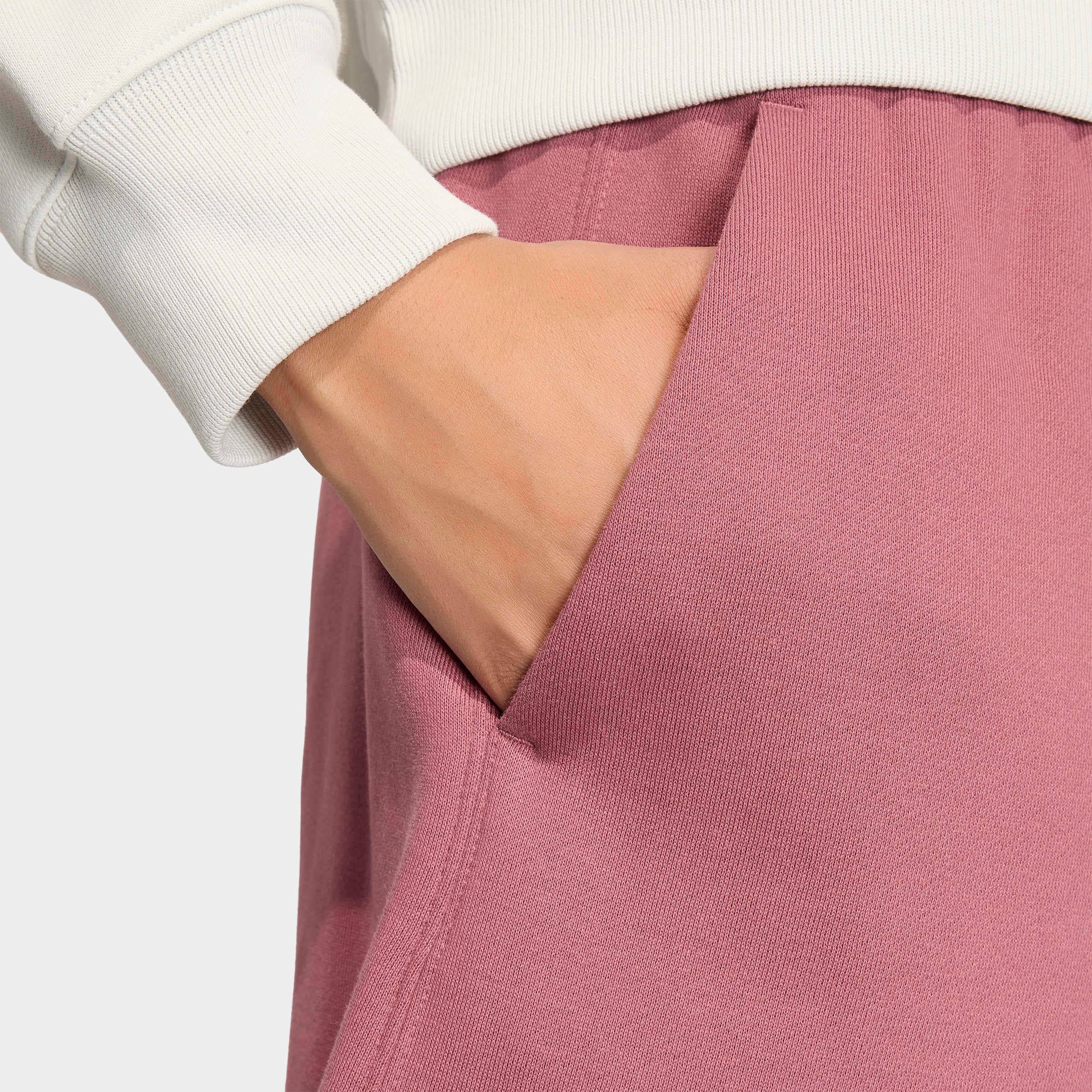 adidas Originals Shorts »ESS FL«  mit engem Schnitt, aus Baumwolle und Polyester