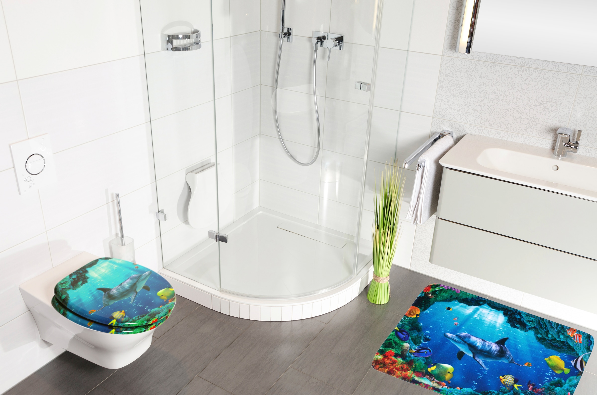 Sanilo Badaccessoire-Set »Delphin Korallen«, (Komplett-Set, 3 tlg.), bestehend aus WC-Sitz, Badteppich und Waschbeckenstöpsel