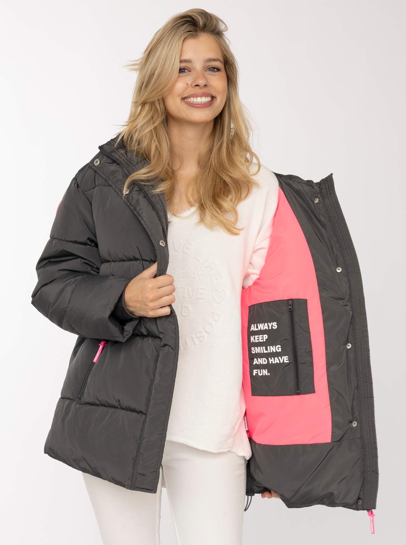 Zwillingsherz Steppjacke »„Love More“« Kapuze mit Tunnelzug, verdeckter Reißverschluss, dezente Details