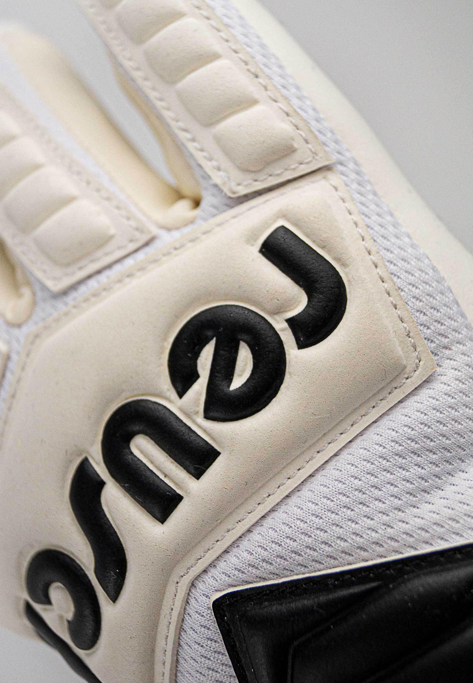 Reusch Torwarthandschuhe »Legacy Arrow Silver«, mit praktischer Aufpralldämpfung