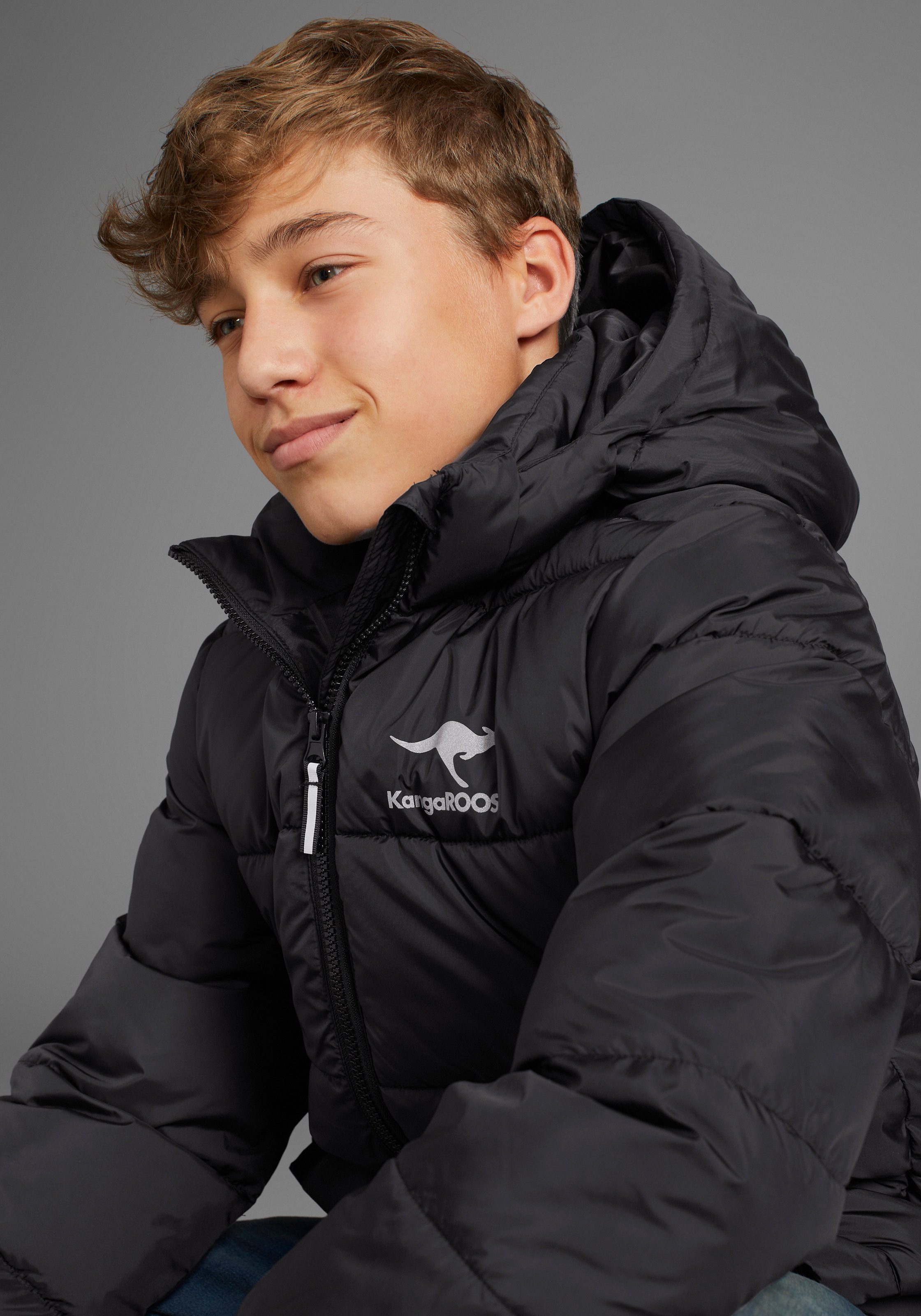 Thumbnail - KangaROOS Winterjacke ", Outdoor Steppjacke" mit Kapuze mit reflektierendem Logo-Print
