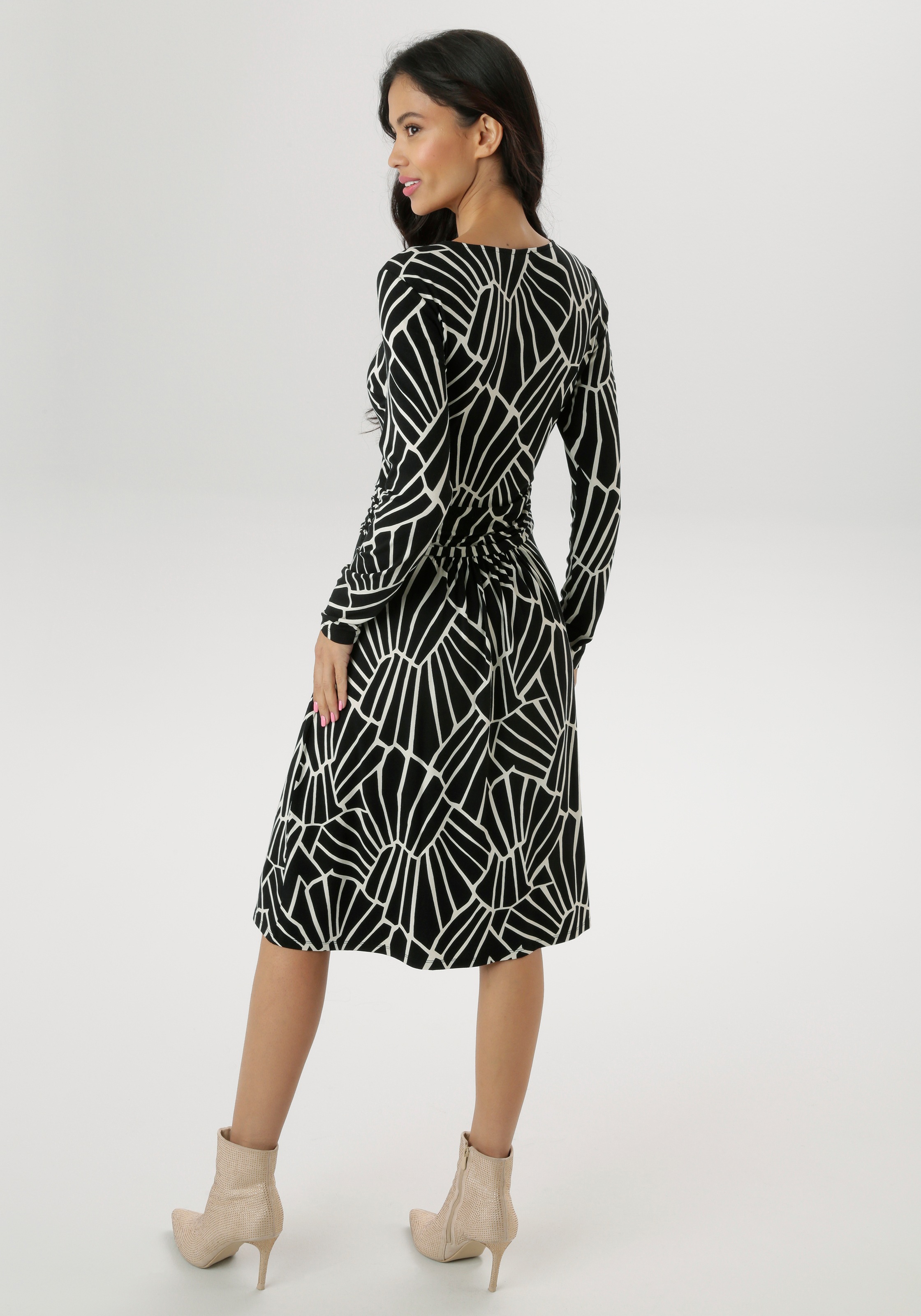 Aniston SELECTED Jerseykleid, im grafischen Musterdessin und gerafftem Tail günstig online kaufen