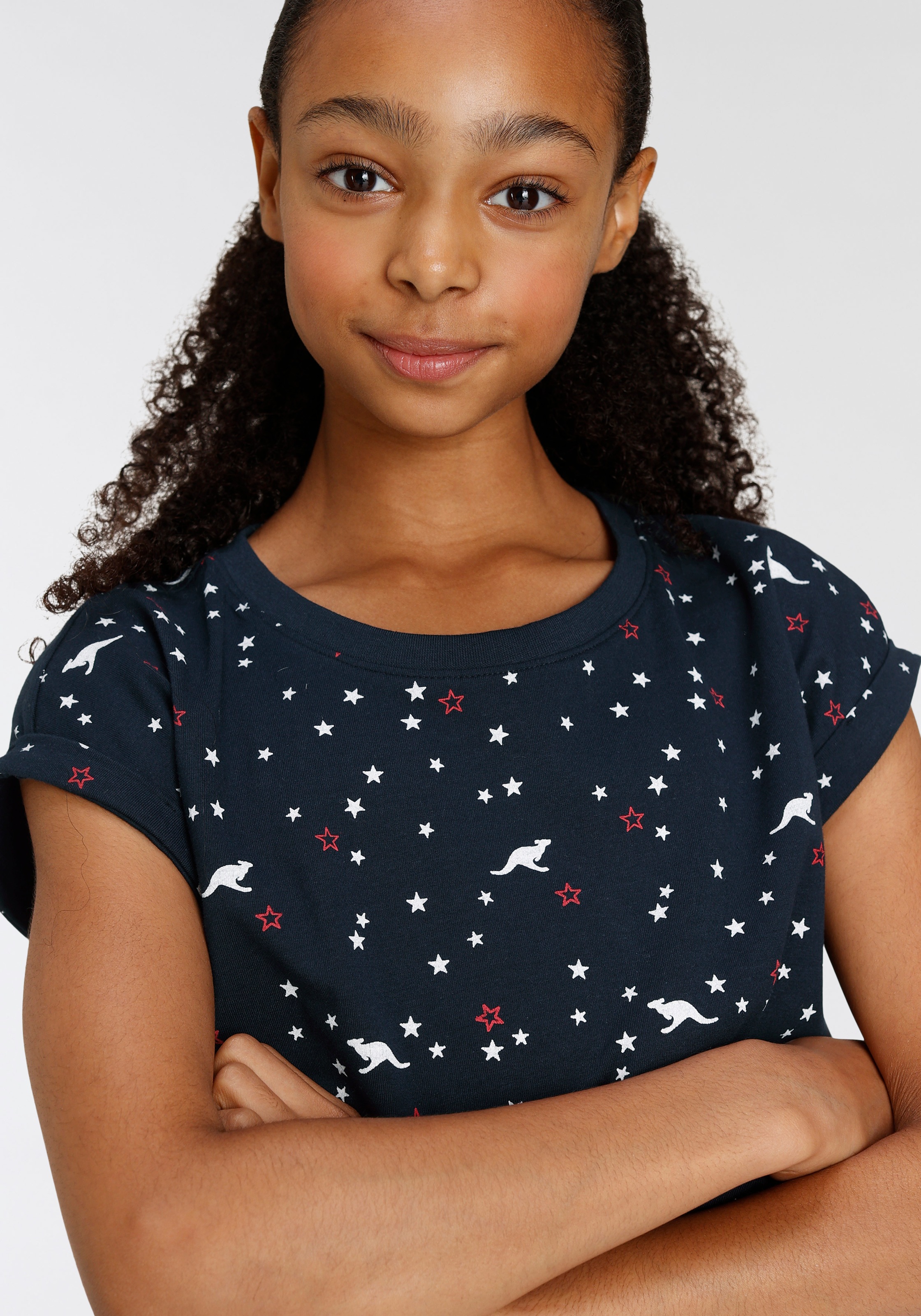 Thumbnail - KangaROOS T-Shirt "Allover-Muster" Kurzarm, bequeme Passform, aus Jerseystoff, elastisches Material