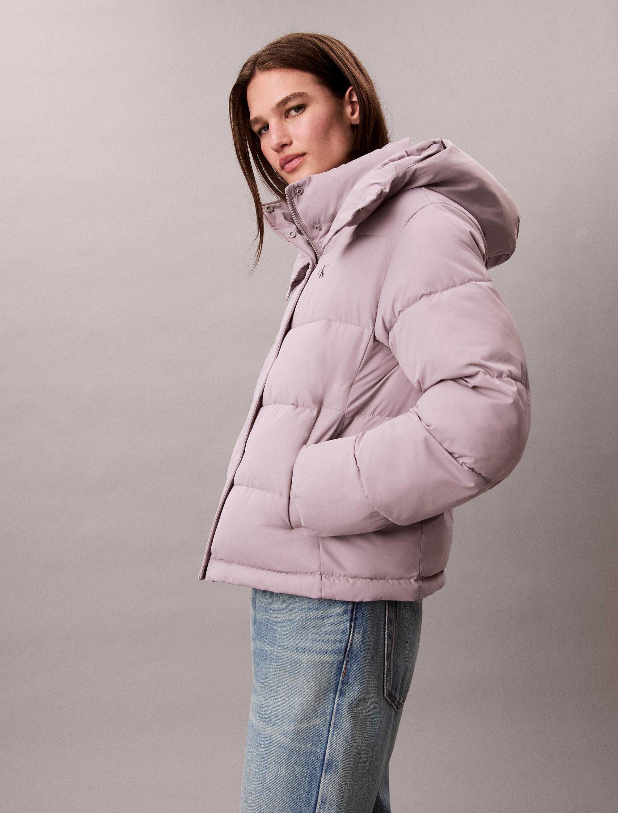 Thumbnail - Calvin Klein Jeans Steppjacke "MATTE MONOLOGO MW SHORT PUFFER" mit Kapuze Mit Rundhalsausschnitt, regular fit