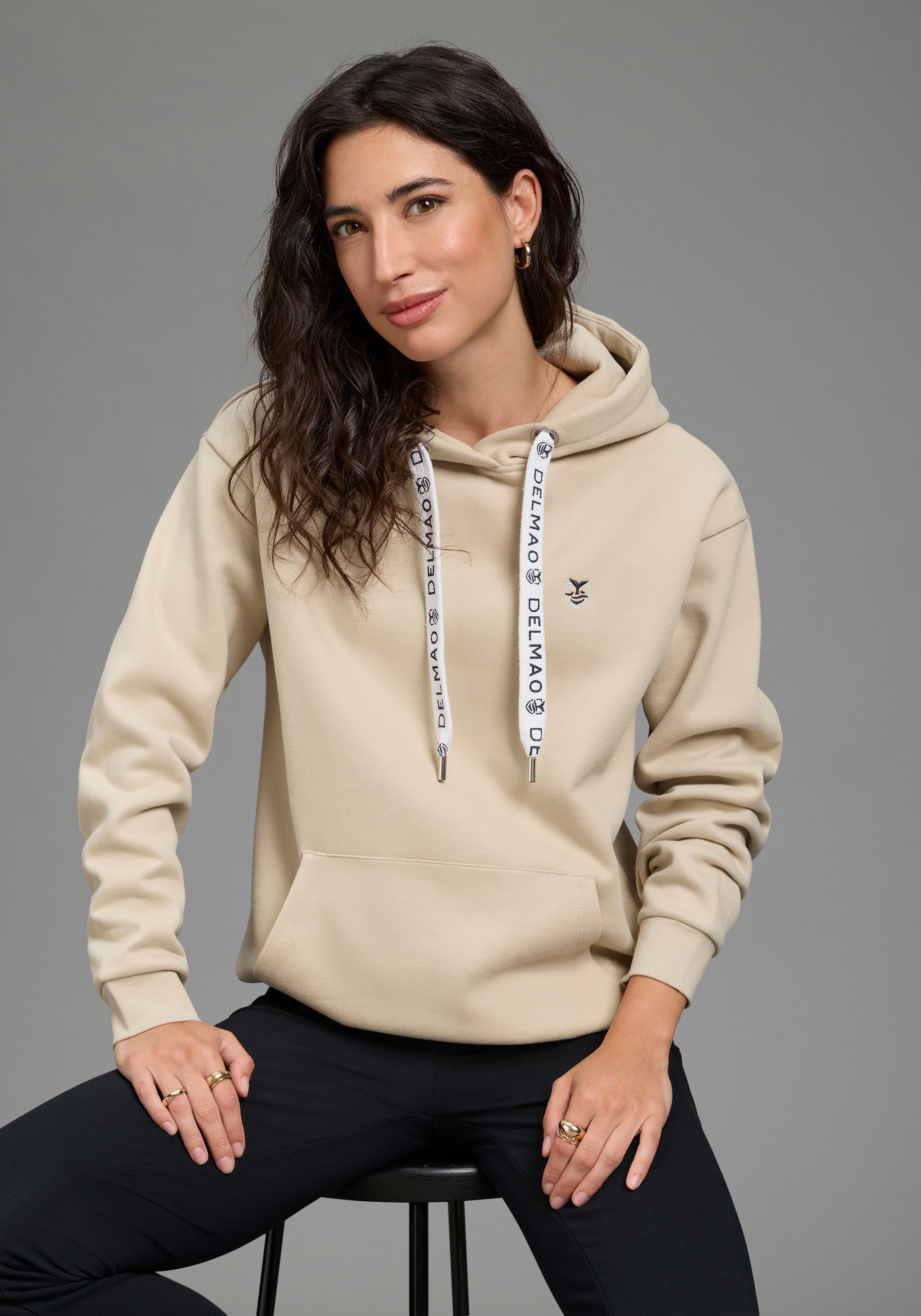 DELMAO Kapuzensweatshirt , Weiche Baumwollmischung mit Kängurutasche und bedruckter Kordel
