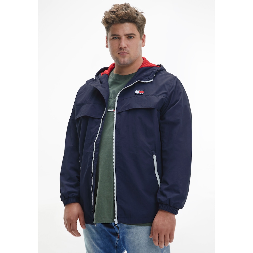 Tommy Jeans Plus Windbreaker »TJM PLUS CHICAGO WINDBREAKER« mit Kapuze mit kleiner Logo-Prägung an den Zippern Tommy Jeans Plus Windbreaker »TJM PLUS CHICAGO WINDBREAKER« mit Kapuze mit kleiner Logo-Prägung an den Zippern