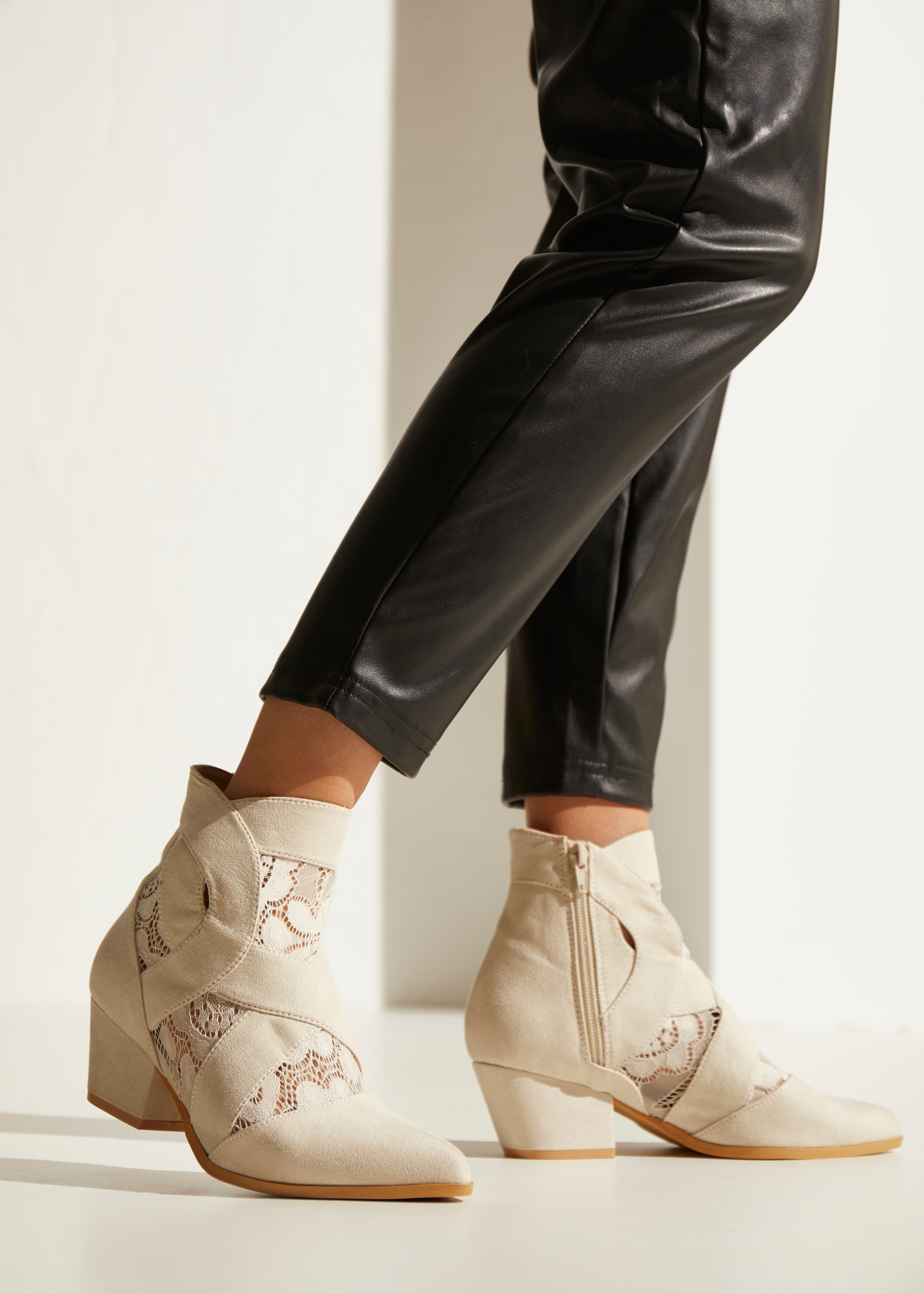 LASCANA Stiefelette, mit Spitze & bequemen Blockabsatz, Cowboy Boots, Westernstiefel