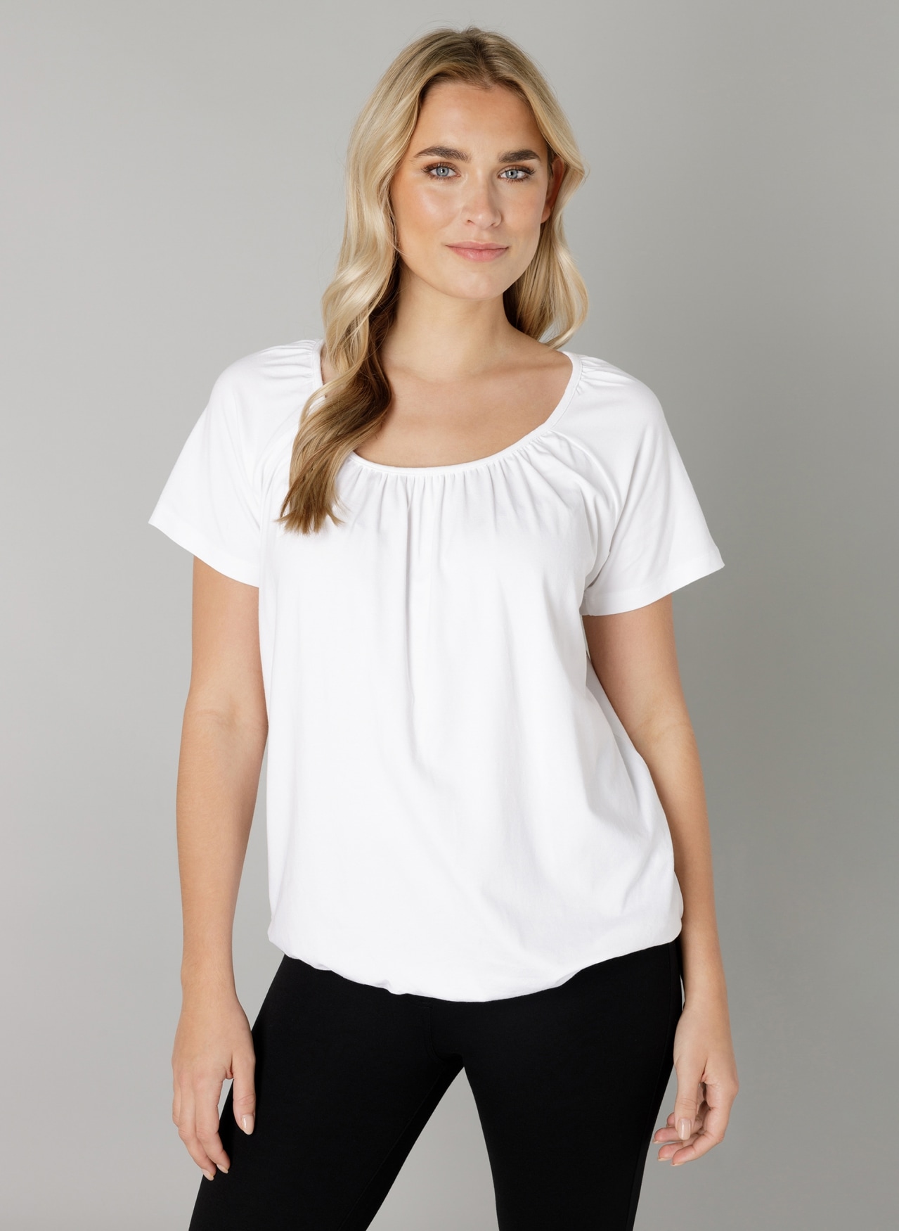 Base Level T-Shirt »Yona«, mit Raffung am Ausschnitt und elastischem Bund