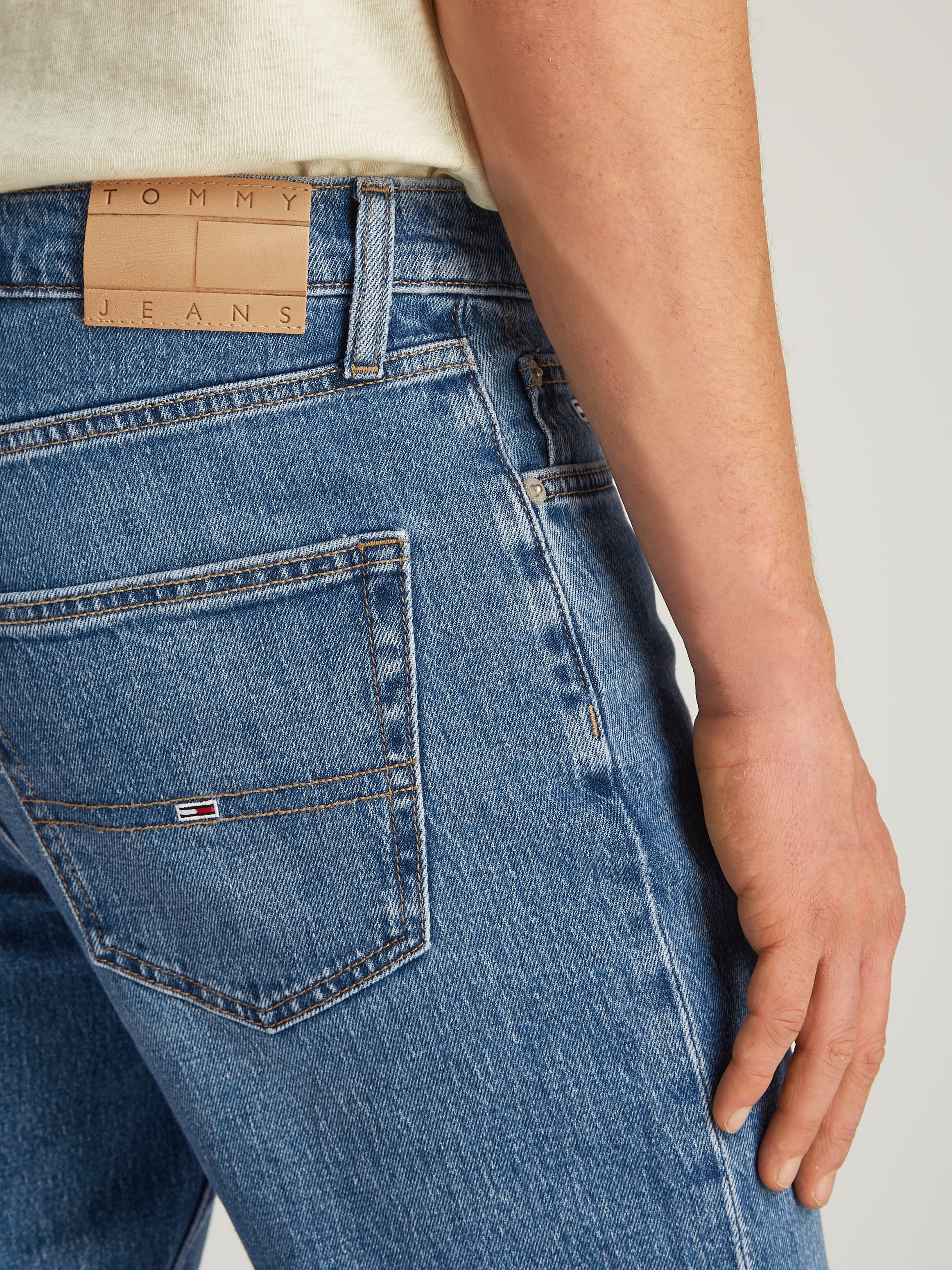Tommy Jeans Regular-fit-Jeans »DAD JEAN RGLR TPRD«, mit Logoprägung