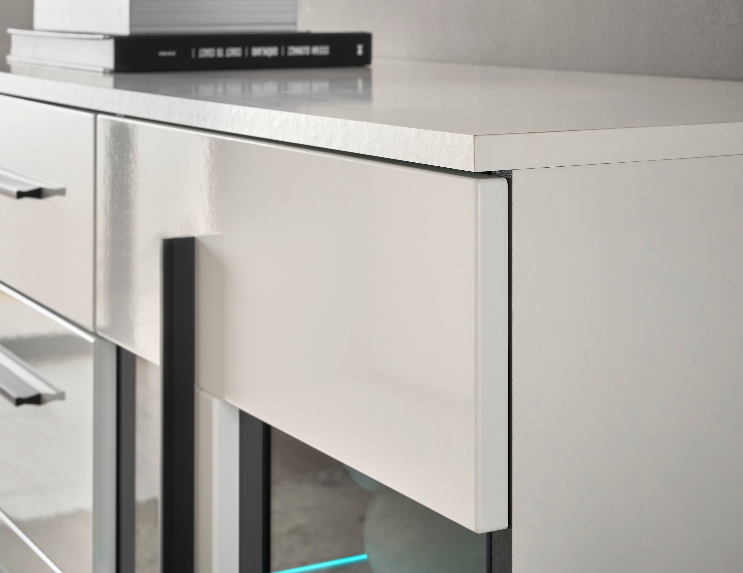 INOSIGN Sideboard »Cantara, moderner Schrank, Kommode in Eiche Evoke oder weiß«, schwarze Stangengriffe, ausreichend Stauraum, vielseitig einsetzbar