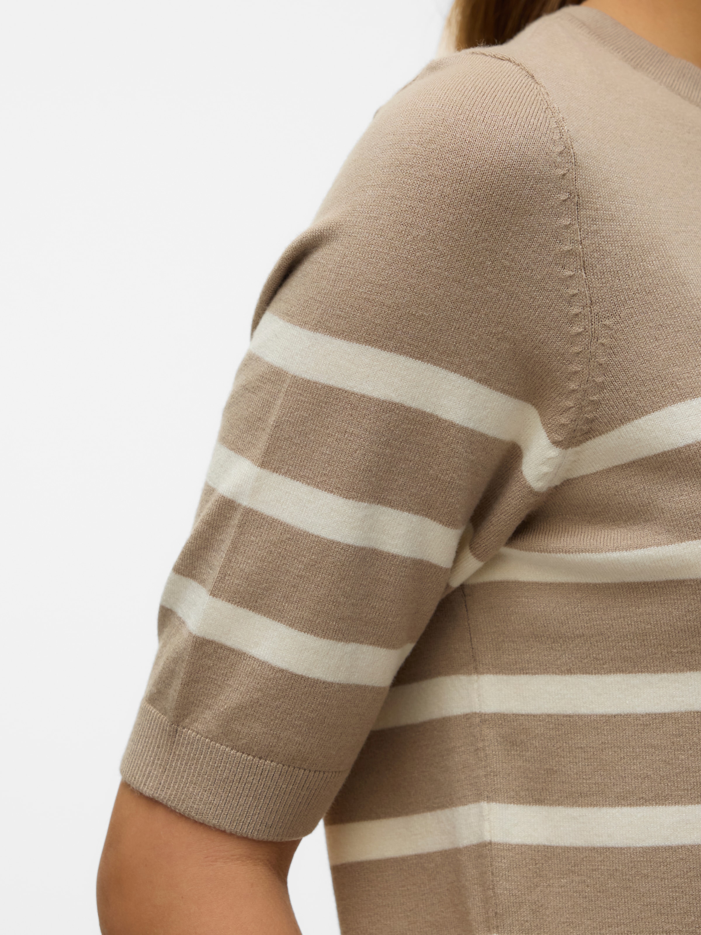 Vero Moda Kurzarmpullover »VMSABA PLAIN, Feinstrickpullover« Damenpullover, Rundhalsausschnitt, Kurzarm, Sommerpulli,,  im Regular Fit aus pflegeleichtem Materialmix mit Viskose