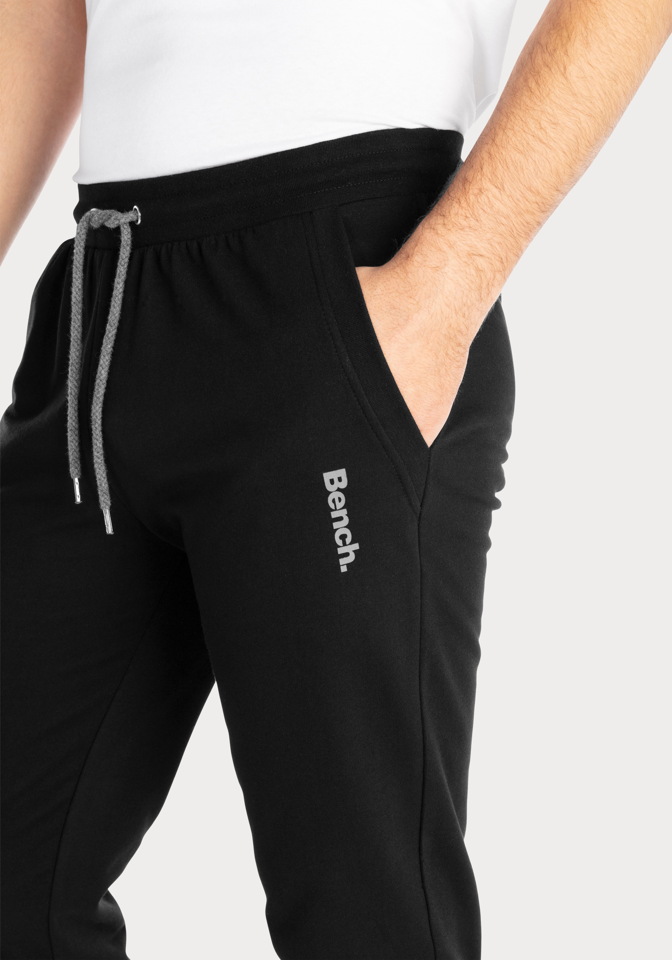 Sweathose BENCH. LOUNGEWEAR, Herren, Gr. 48/50 (M), N-Gr, schwarz, Sweatware, Obermaterial: 60% Baumwolle, 40% Polyester, unifarben, Basic, relaxed fit lang, Hosen Sweathose, Jogginghose mit Kordel, aus Baumwoll-Mix 3