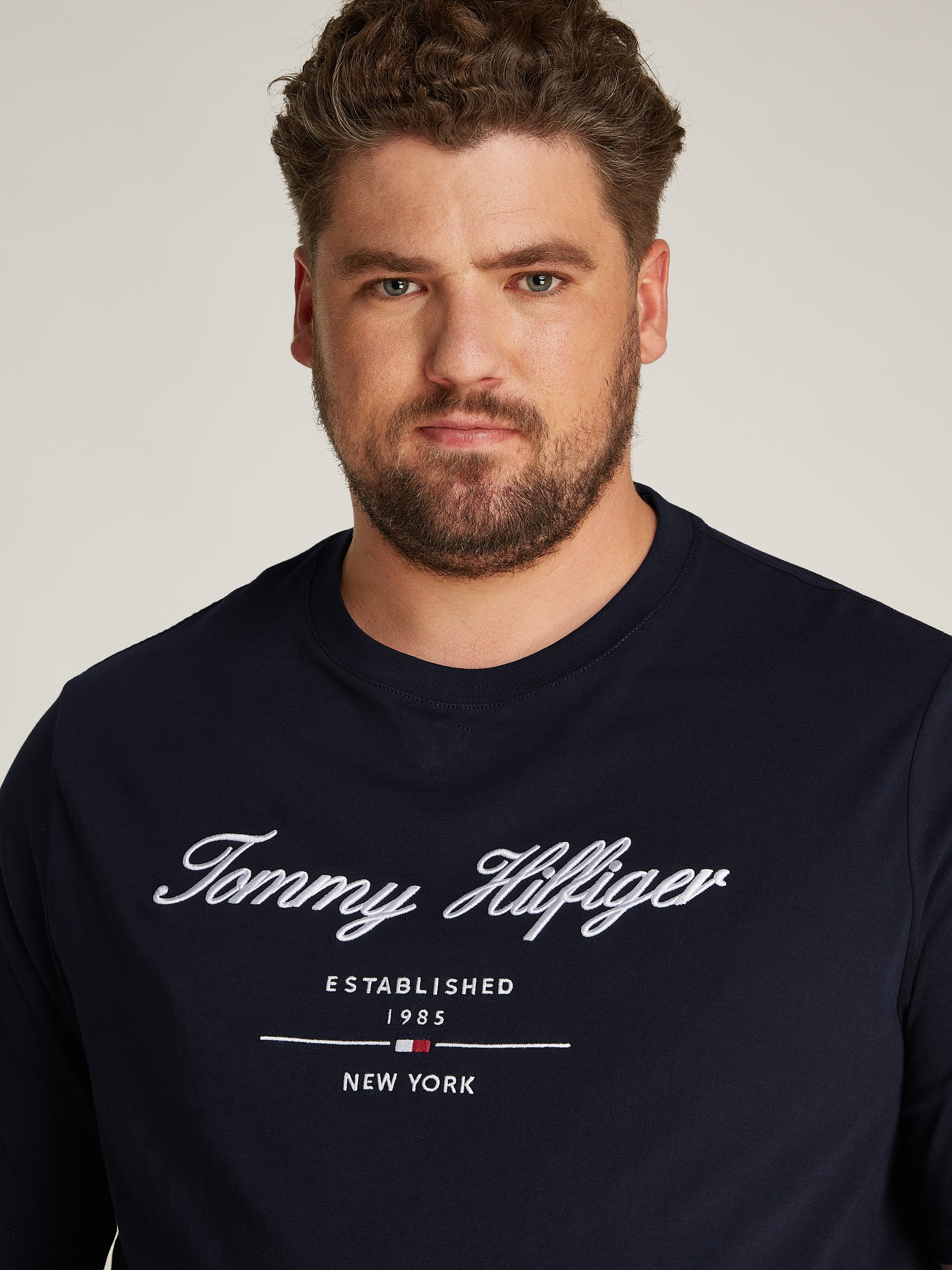 Tommy Hilfiger Big & Tall Rundhalsshirt »BT-SCRIPT LOGO TEE-B«, in Großen Größen, Logostickerei