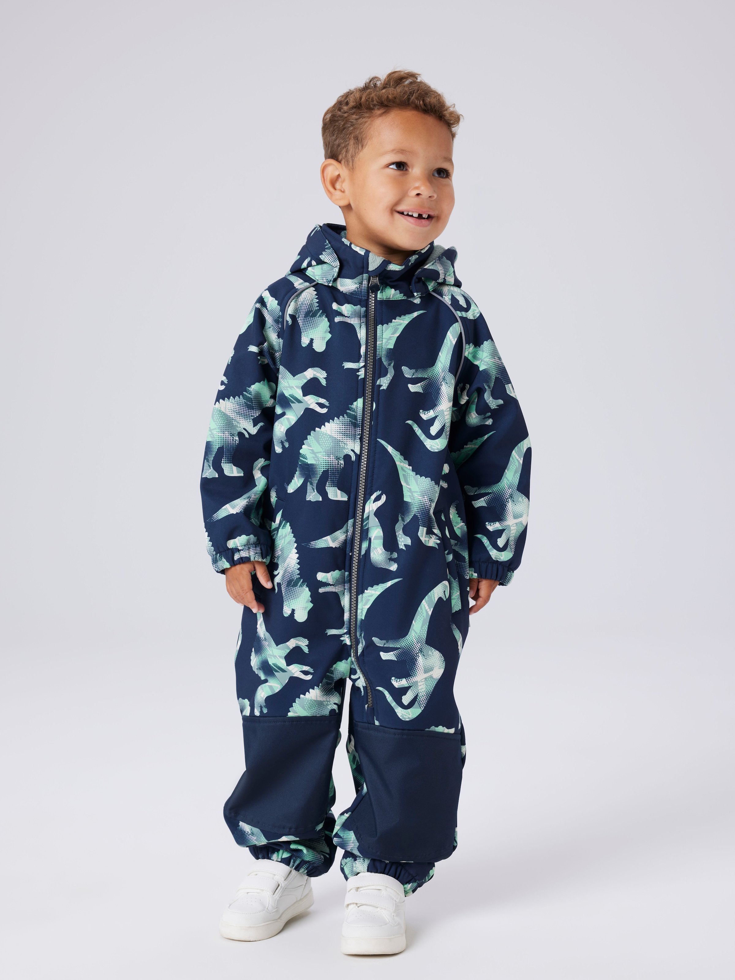 Name It "NMMALFA08 SOFTSHELL SUIT AOP 1FO NOOS" mit dekorativen und reflektierenden Details