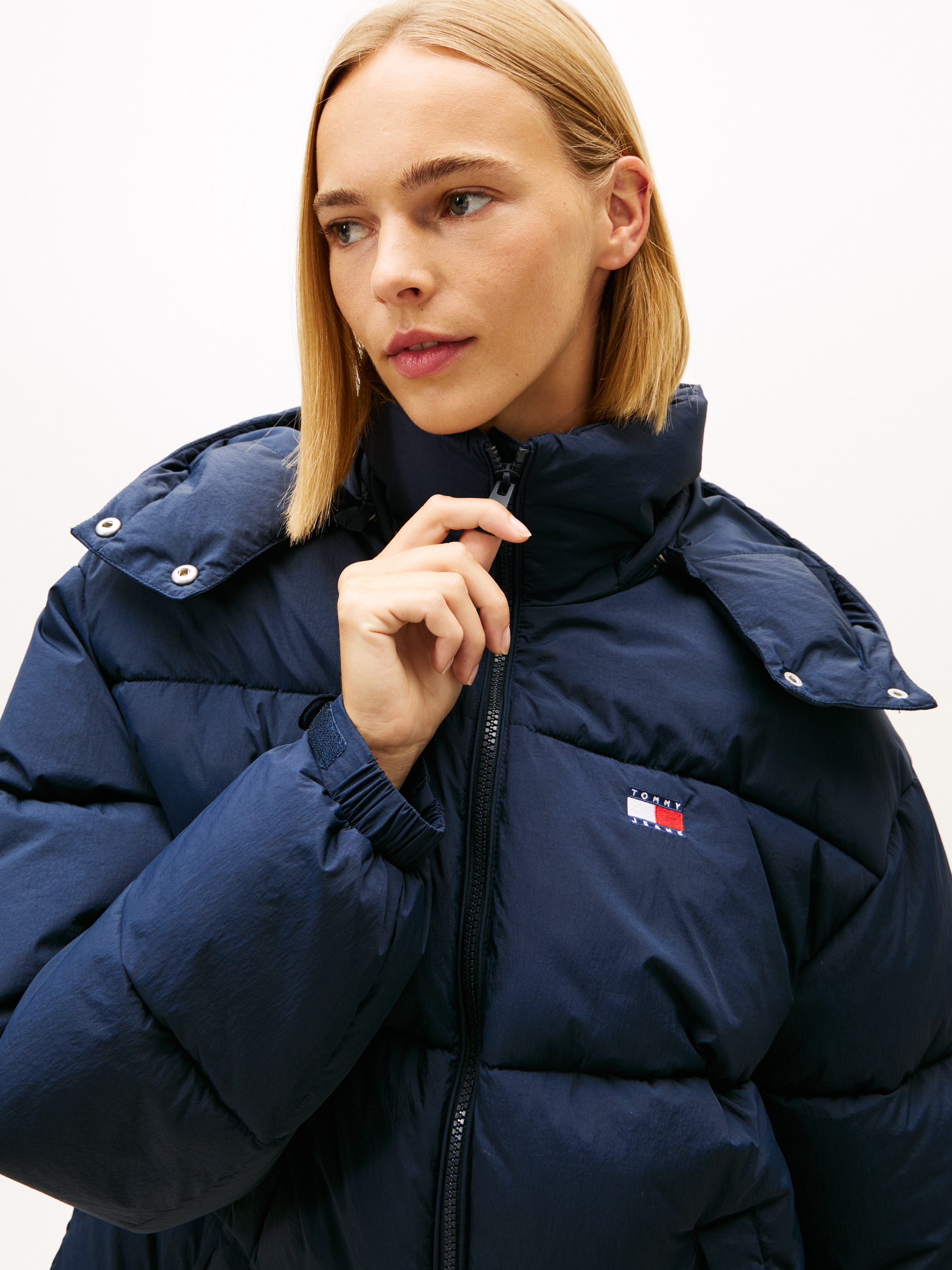 Tommy Jeans Steppjacke "TJW OVS HOODED FLAG PUFFER EXT" mit Kapuze günstig online kaufen