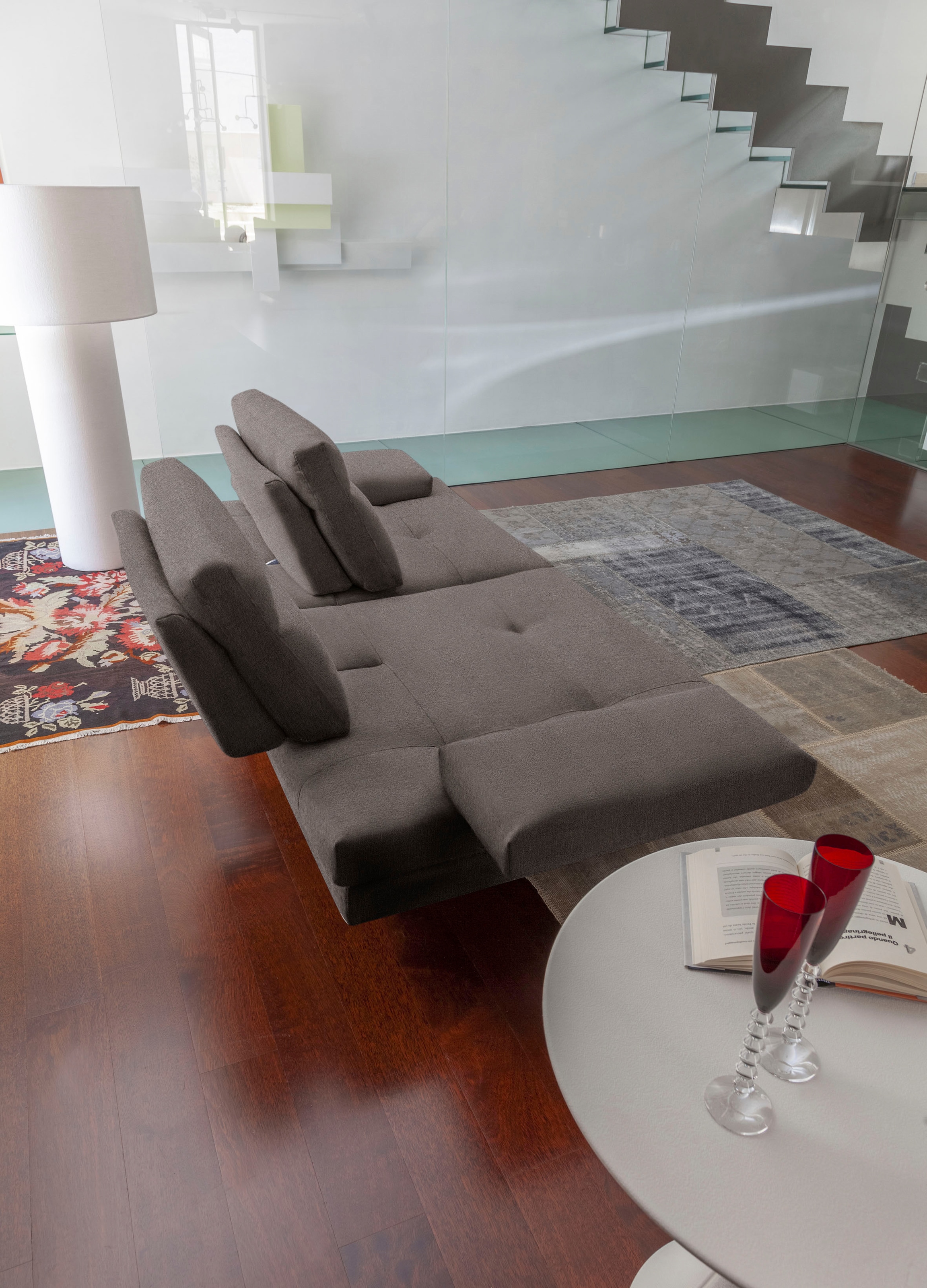 CALIA ITALIA 3,5-Sitzer »Toby Wing, italienisches Designsofa mit erstklassigem Sitzkomfort«, inklusive Sitztiefenverstellung, Füße in Chrom glänzend