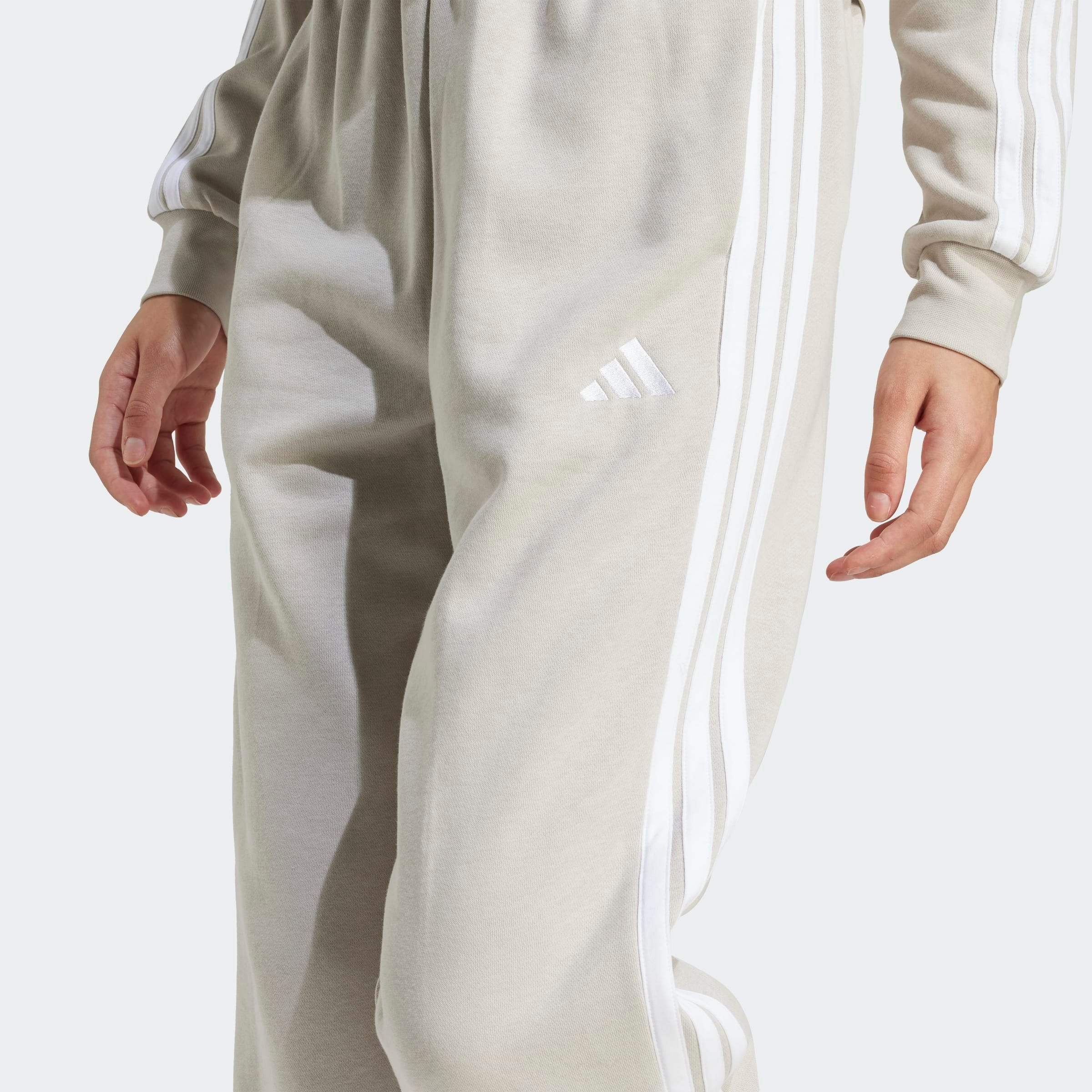 adidas Sportswear Sporthose »ESSENTIALS 3-STREIFEN LOOSE-FIT«  Locker geschnitten, mit schmal zulaufender Beinform