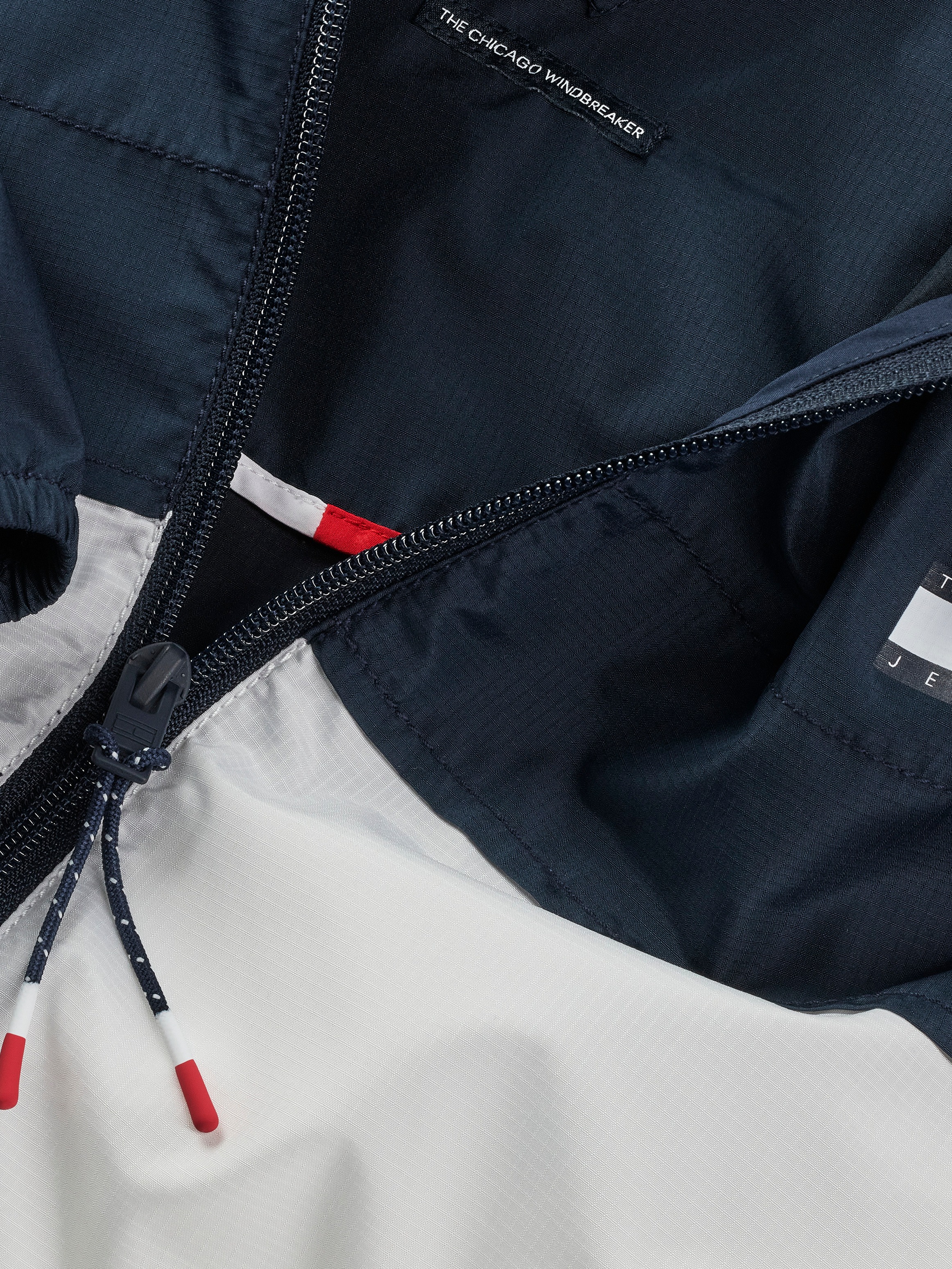 Tommy Jeans Outdoorjacke »TJM LW CHICAGO JACKET«, mit Kapuze, mit Logoprägung