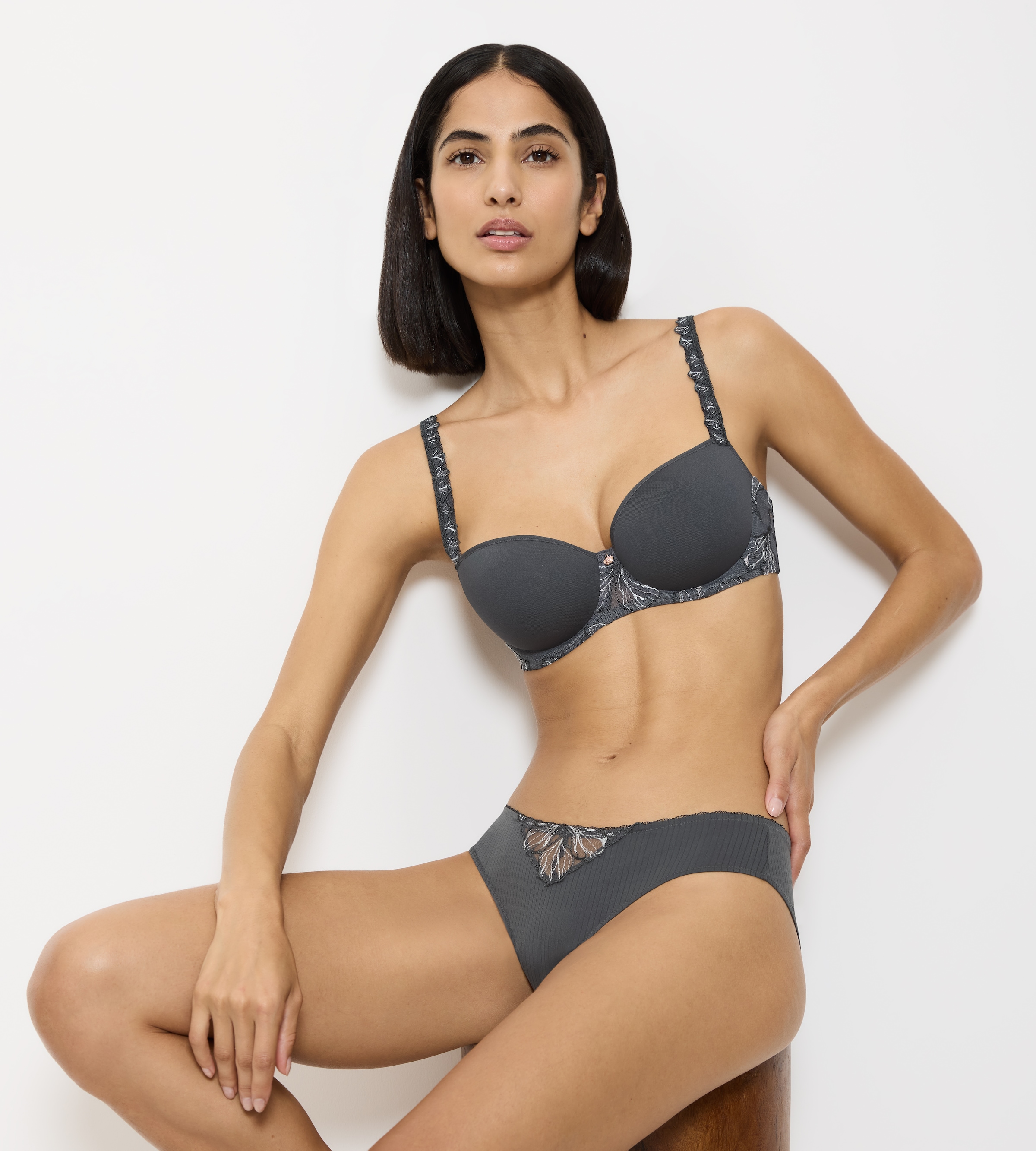 Triumph Halbschalen-BH »Wild Iris Florale«, Spacer-Cups, tiefer Rückenausschnitt, wattiert, feminin