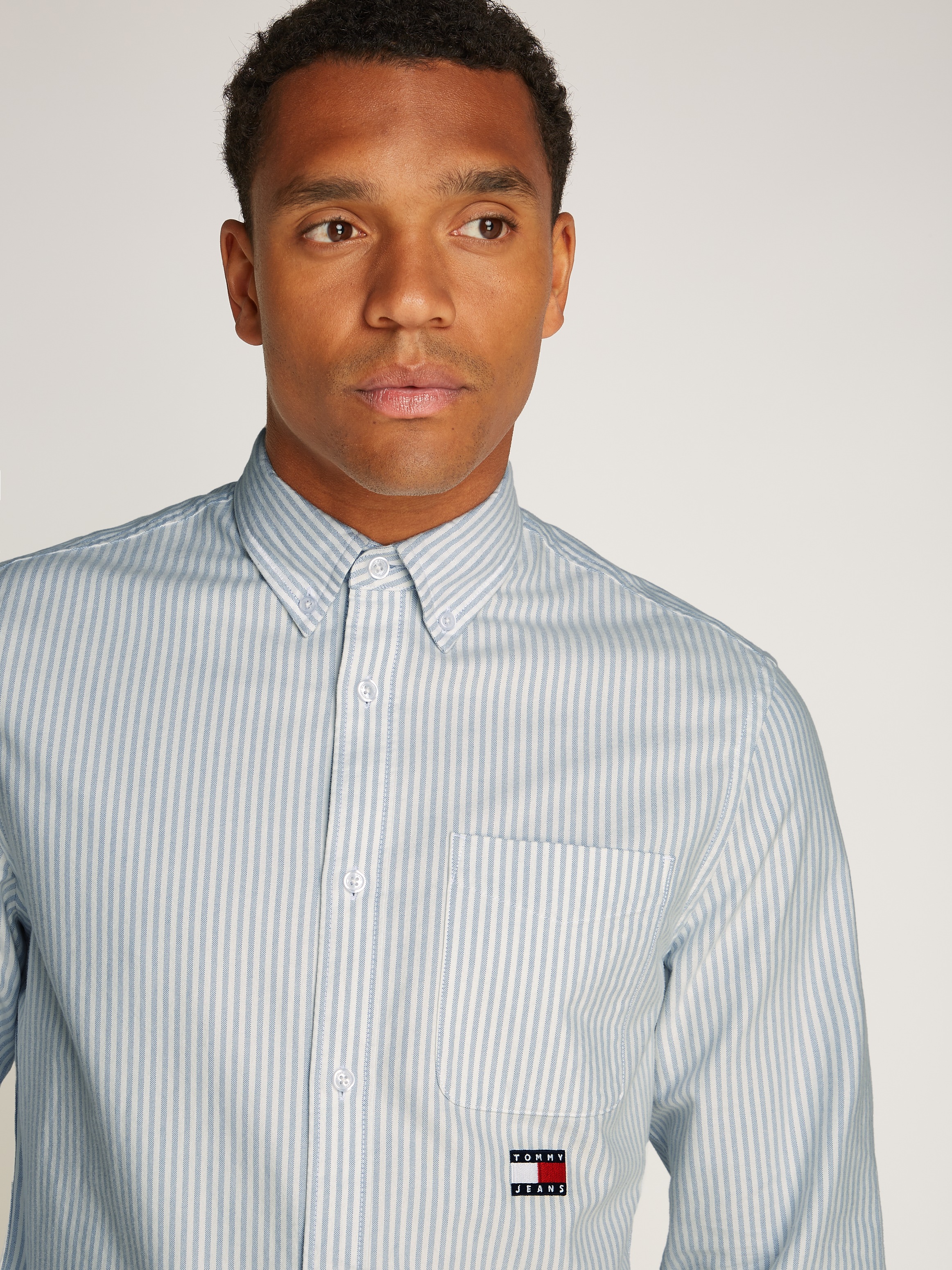 Thumbnail - Tommy Jeans Langarmhemd "TJM STRIPE OXFORD SHIRT EXT" mit Logostickerei